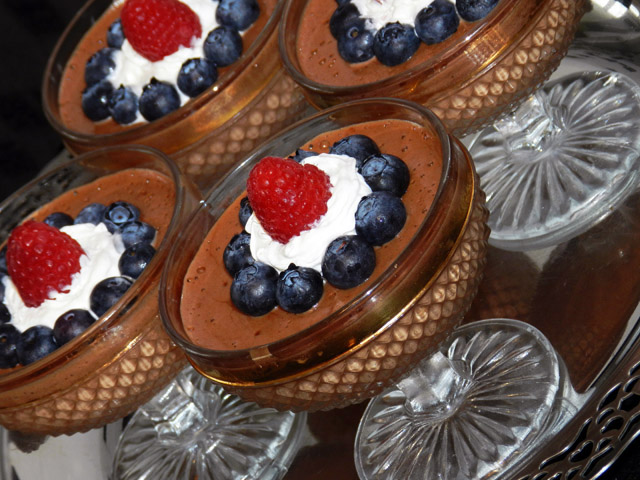 gostei-e-agora-receita-mousse-de-chocolate-decorado-com-chantilly-blueberry-e-framboesa-01