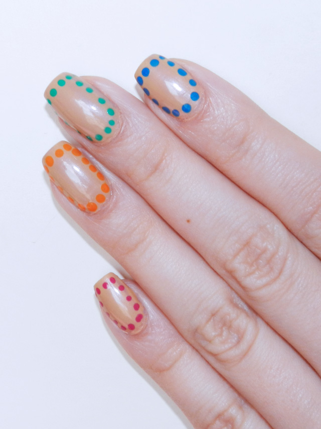gostei-e-agora-multicolored-dot-border-nail-02