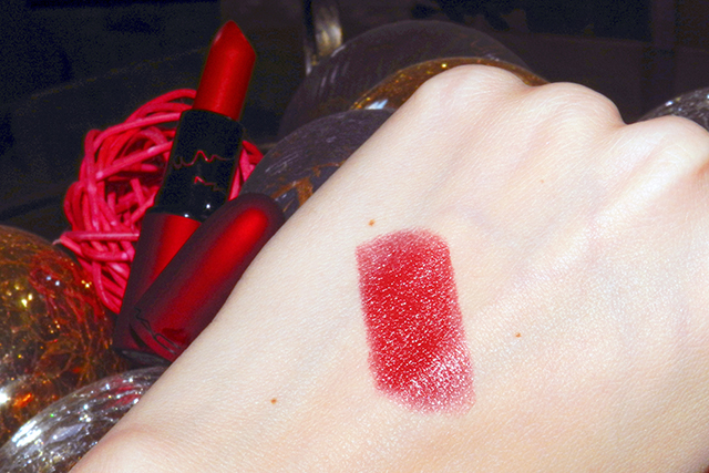 mac-viva-glam-rihanna-swatch-06