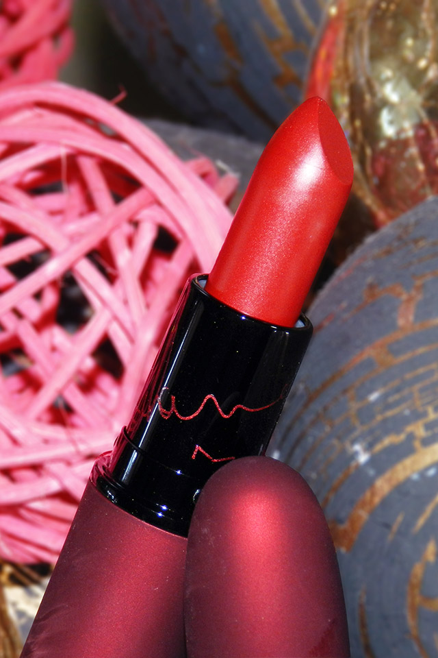 mac-viva-glam-rihanna-swatch-07
