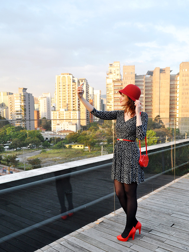 gostei-e-agora-look-vestido-corações-chapeu-cloche-vermelho-01