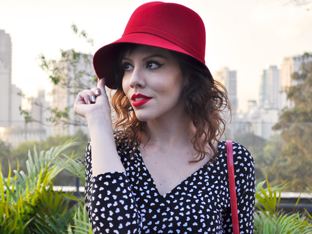 gostei-e-agora-look-vestido-corações-chapeu-cloche-vermelho-02