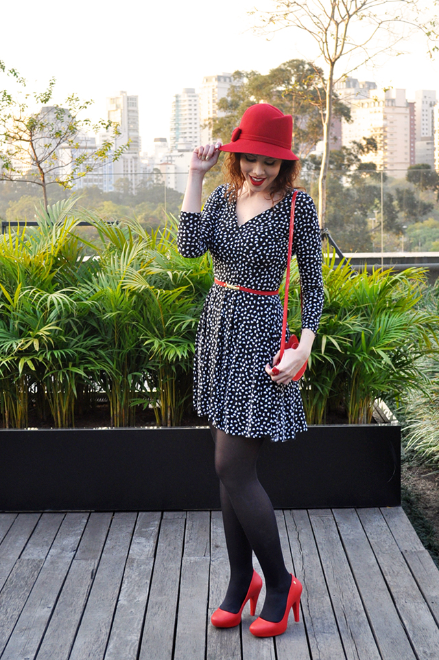 gostei-e-agora-look-vestido-corações-chapeu-cloche-vermelho-03