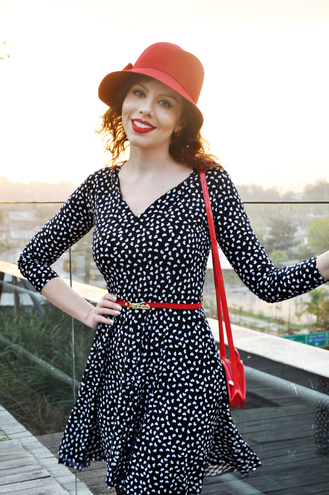 gostei-e-agora-look-vestido-corações-chapeu-cloche-vermelho-04