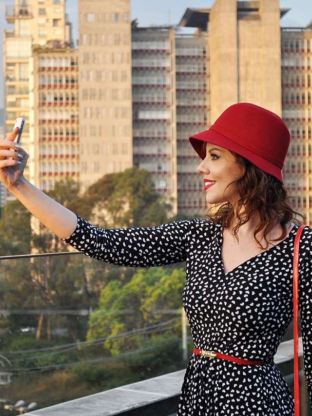 gostei-e-agora-look-vestido-corações-chapeu-cloche-vermelho-05