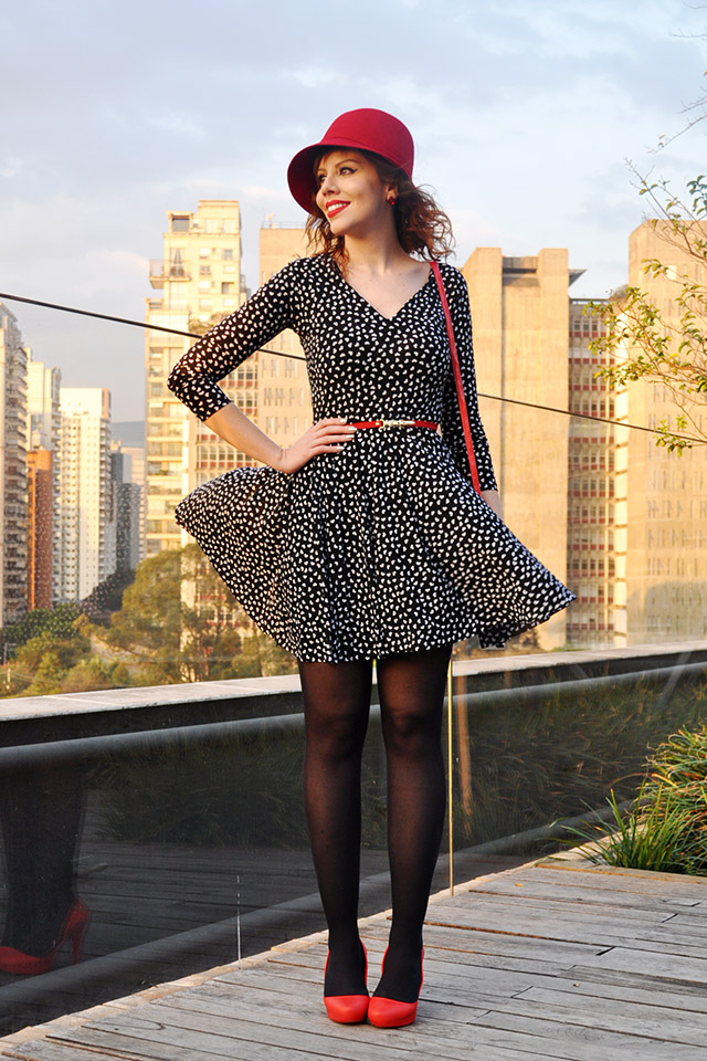 gostei-e-agora-look-vestido-corações-chapeu-cloche-vermelho-08
