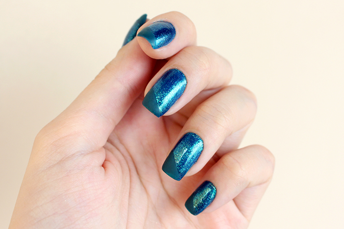 gostei-e-agora-unhas-francesinha-diagonal-kiko-530-pearly-blue-peacock