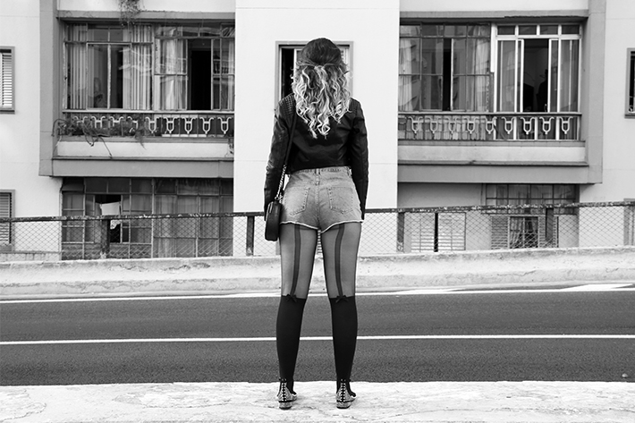 gostei-e-agora-look-rocker-hot-pants-top-cropped-jaqueta-de-couro-010
