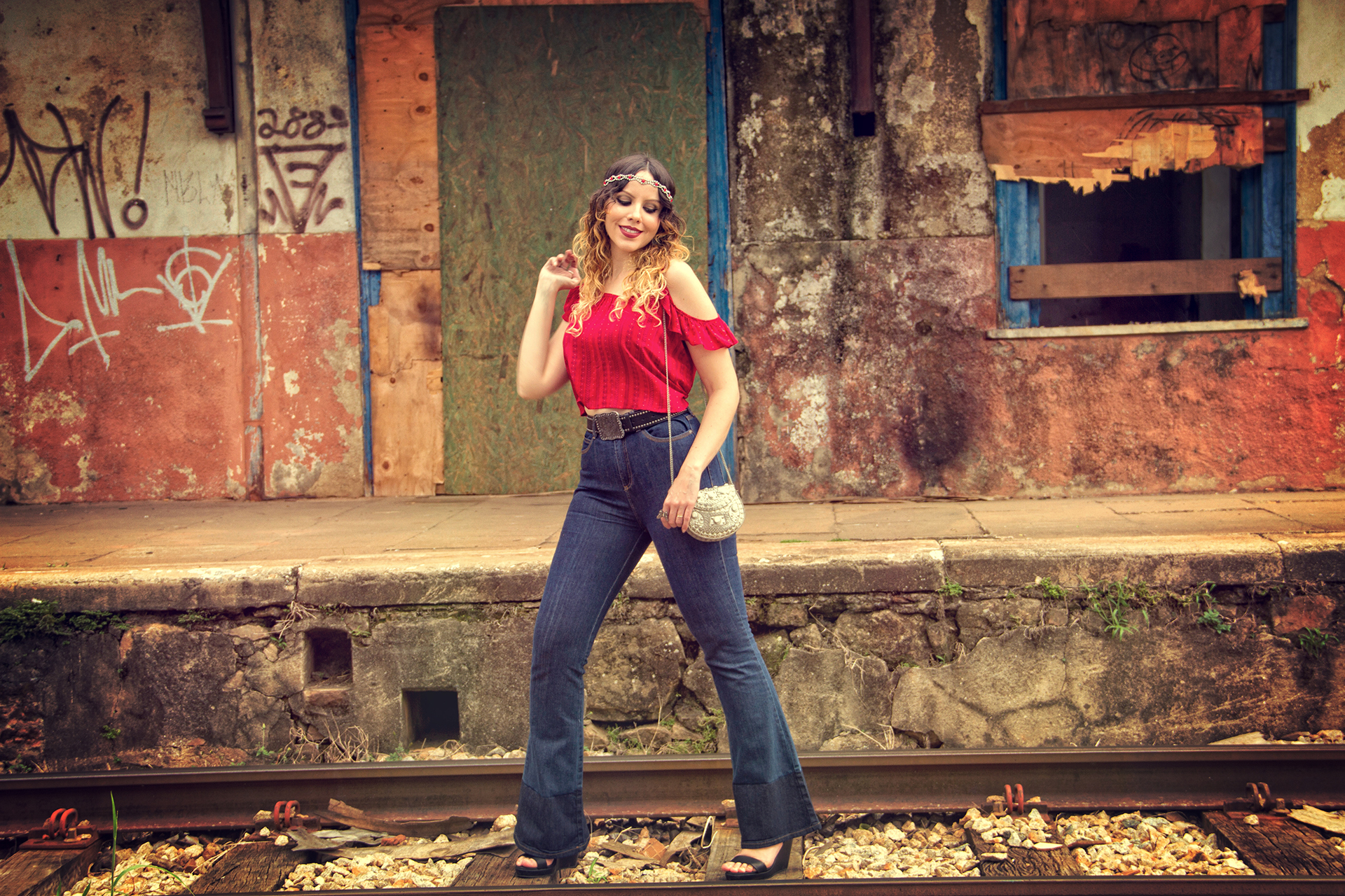 gostei-e-agora-look-gypsy-bata-ciganinha-calca-flare-bolsa-de-metal-pedraria-headband-01