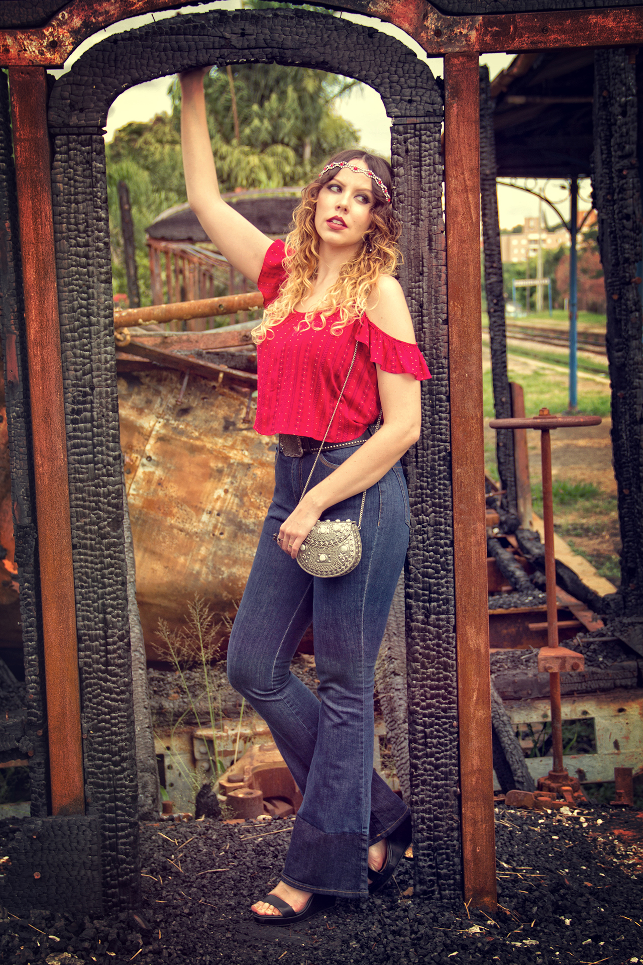 gostei-e-agora-look-gypsy-bata-ciganinha-calca-flare-bolsa-de-metal-pedraria-headband-10