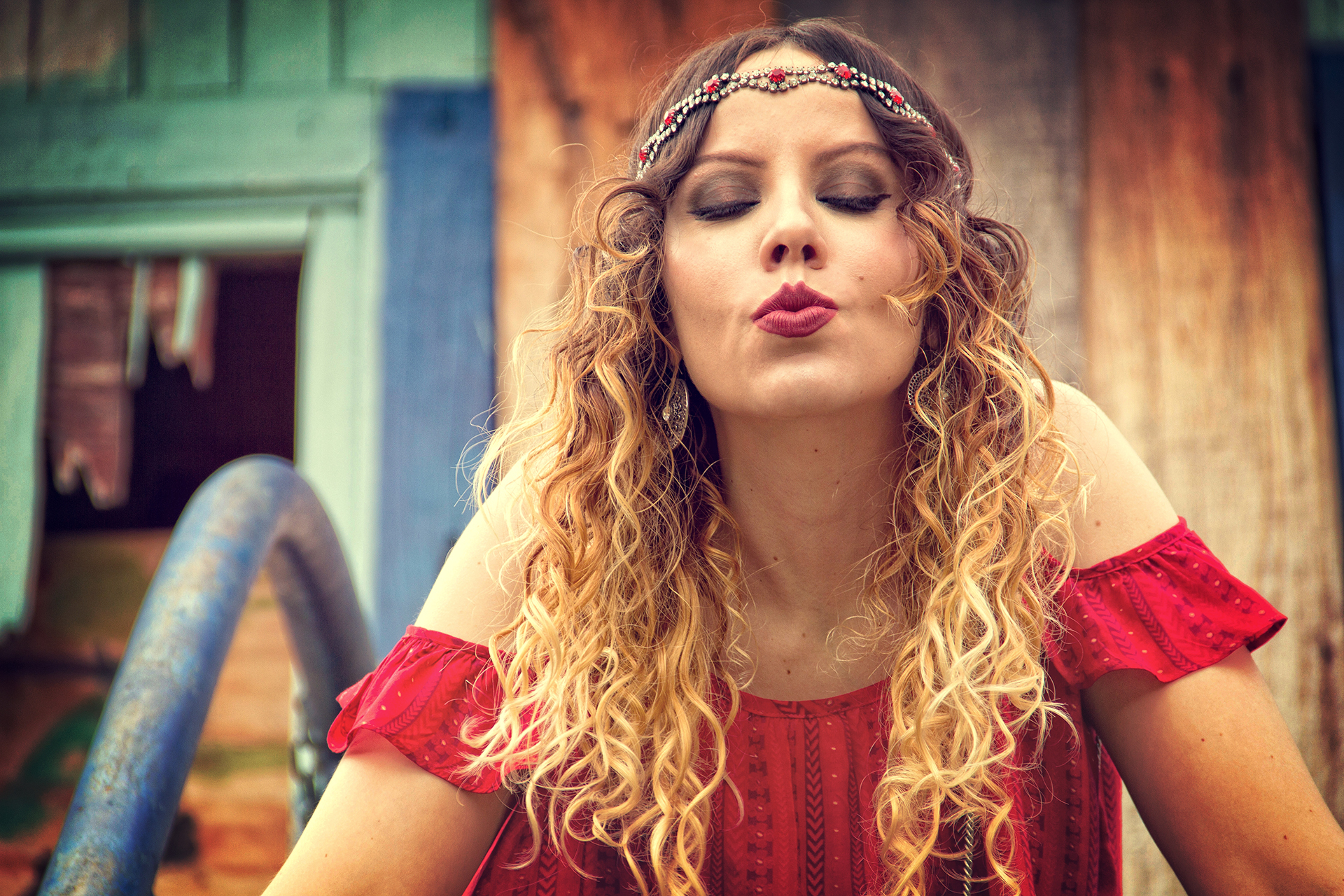 gostei-e-agora-look-gypsy-bata-ciganinha-calca-flare-bolsa-de-metal-pedraria-headband-12