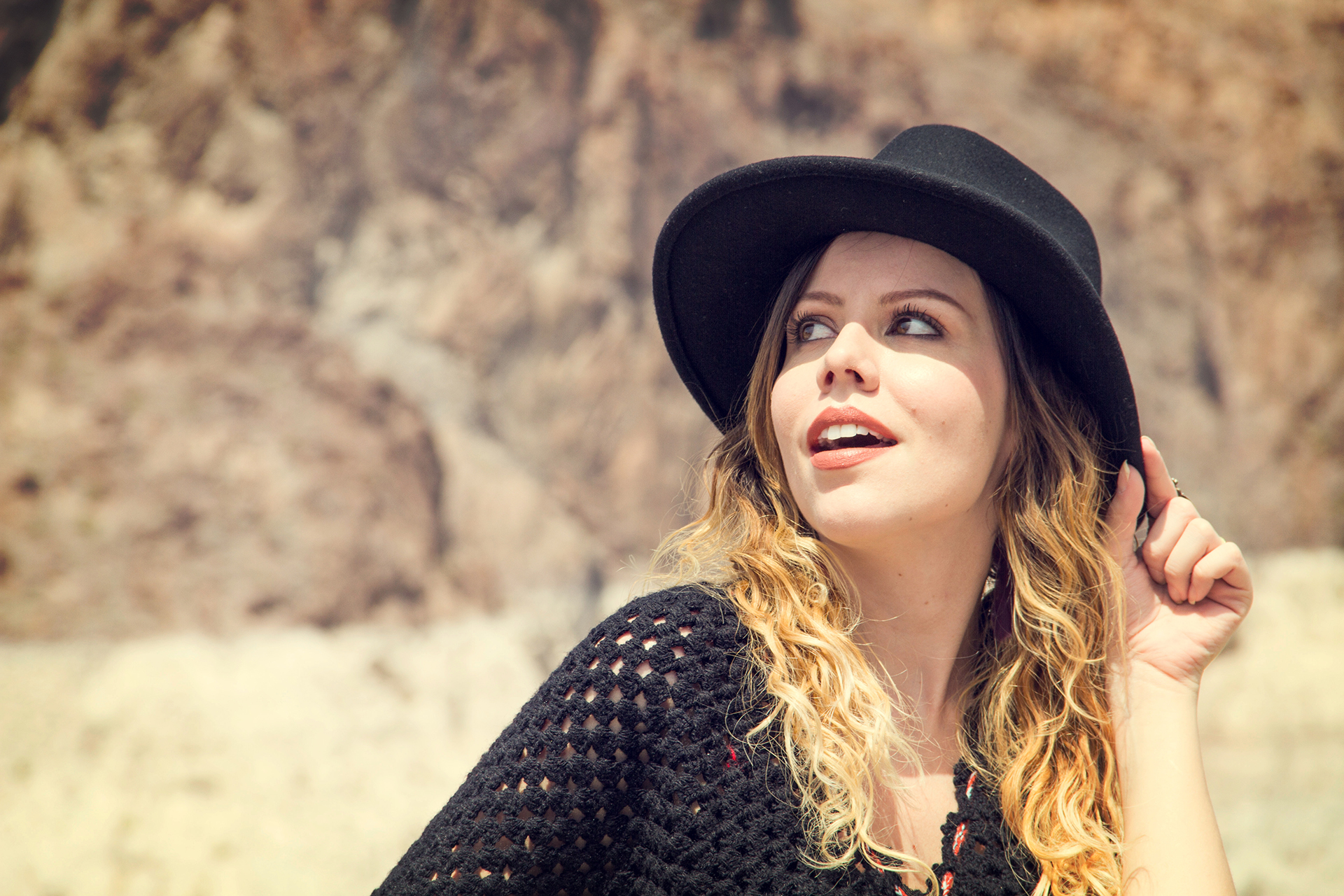 gostei-e-agora-look-poncho-quadrado-de-croche-chapeu-fedora-folk-06