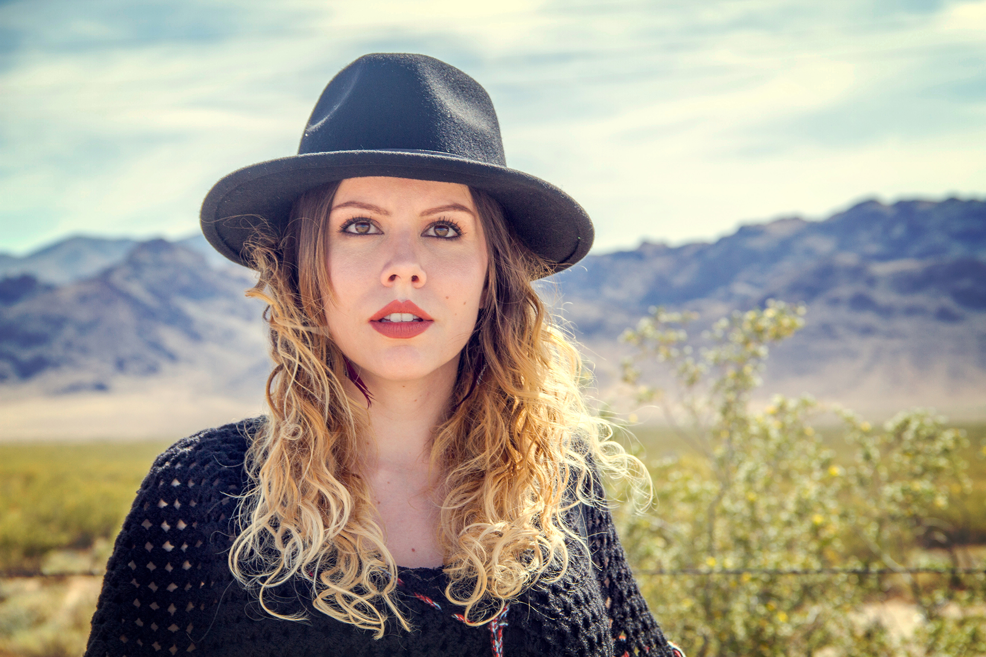 gostei-e-agora-look-poncho-quadrado-de-croche-chapeu-fedora-folk-13