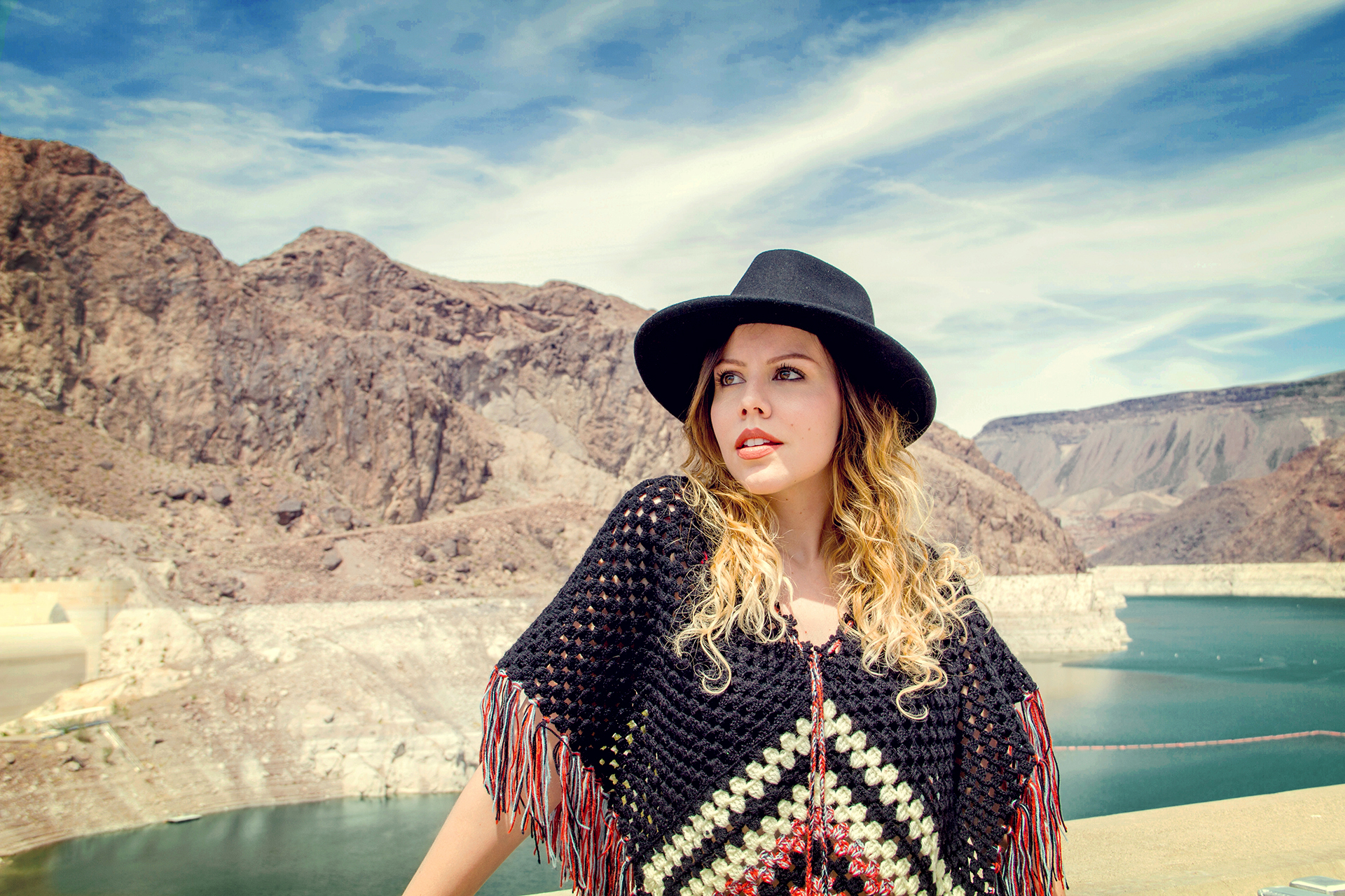 gostei-e-agora-look-poncho-quadrado-de-croche-chapeu-folk-fedora-joyce-nunes