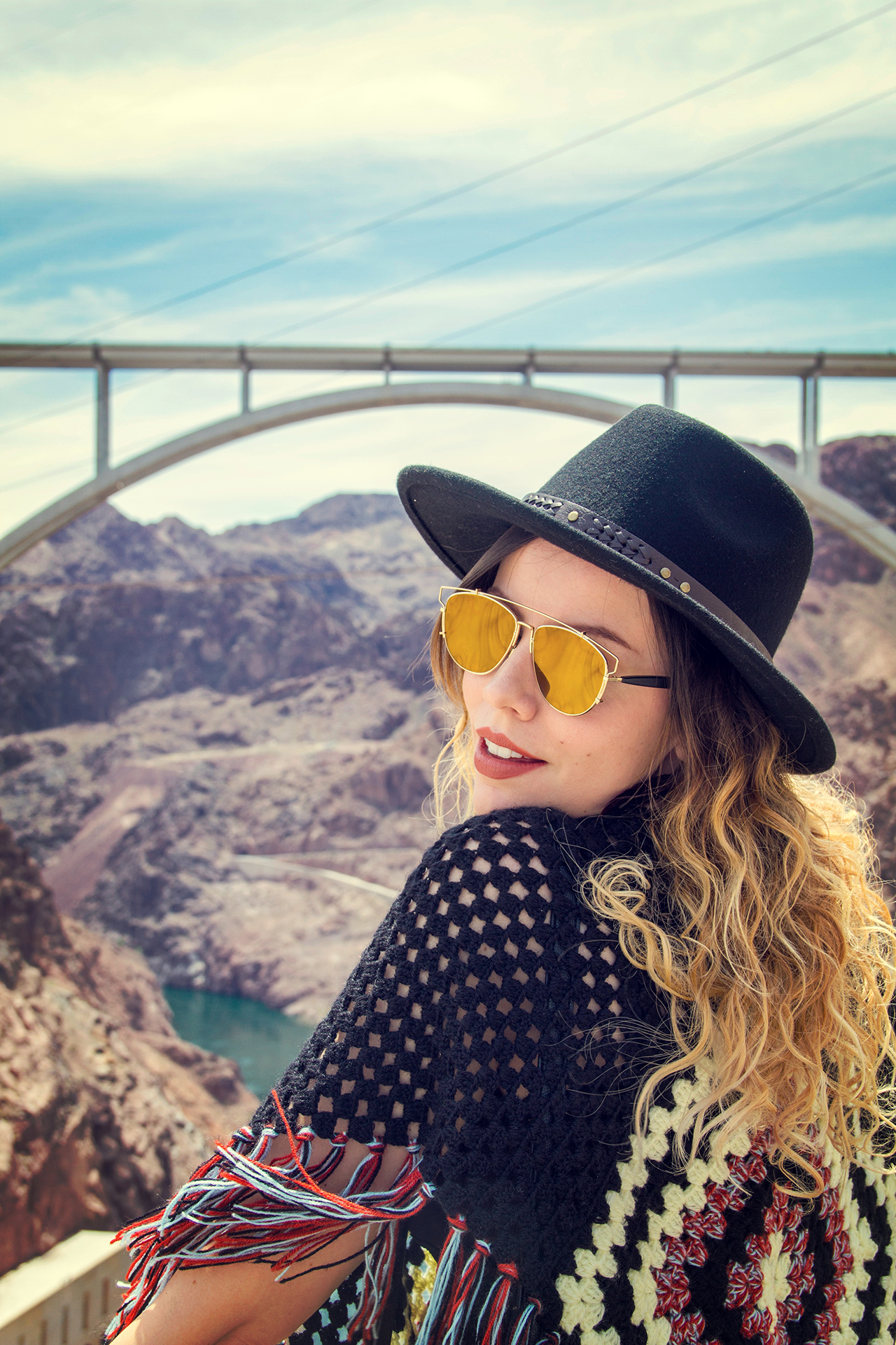 gostei-e-agora-look-poncho-quadrado-de-croche-dior-technologic-chapeu-fedora-folk-hoover-dam-joyce-nunes-05