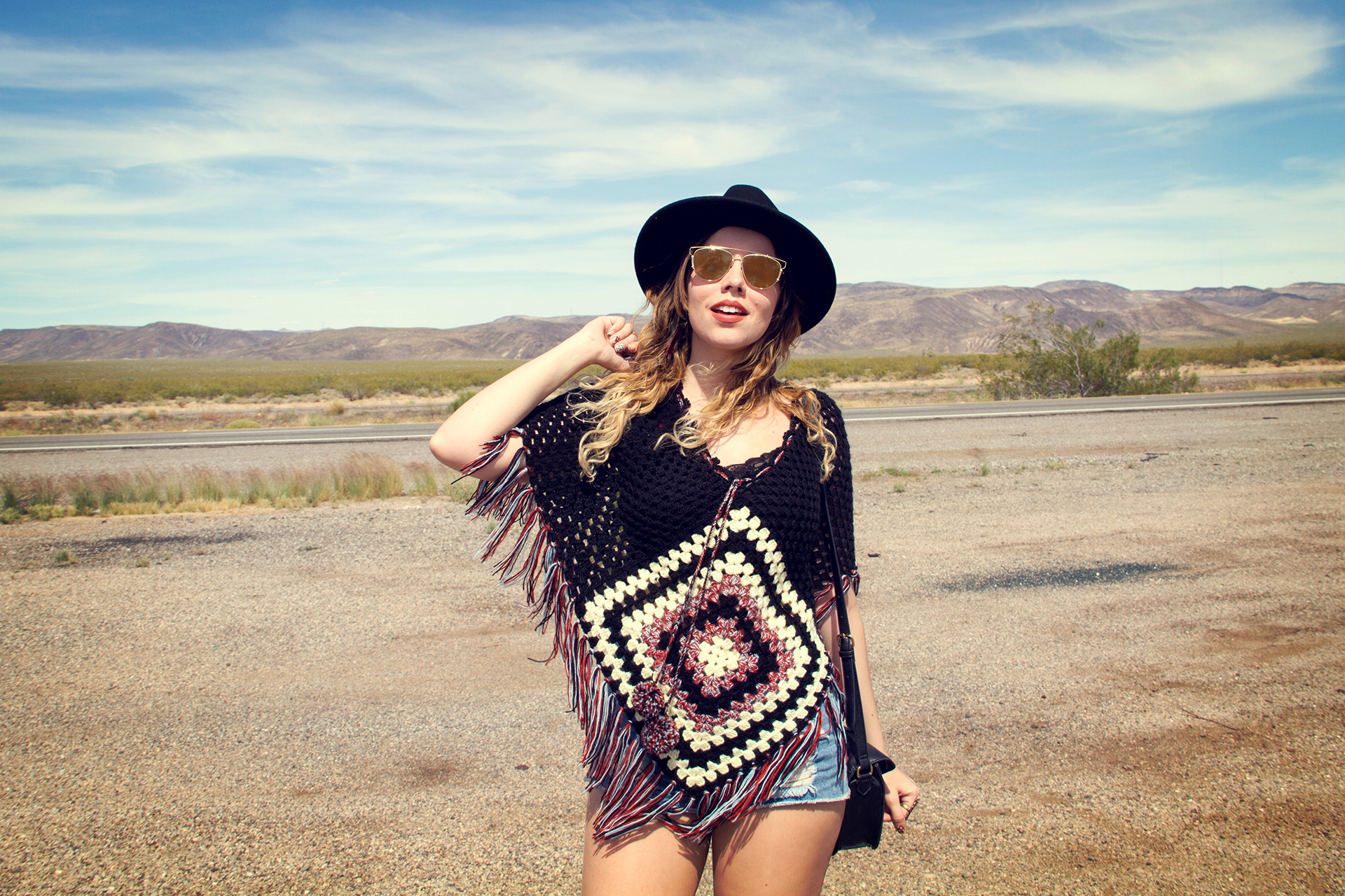 gostei-e-agora-look-poncho-quadrado-de-croche-hot-pants-dior-technologic-chapeu-fedora-folk-04