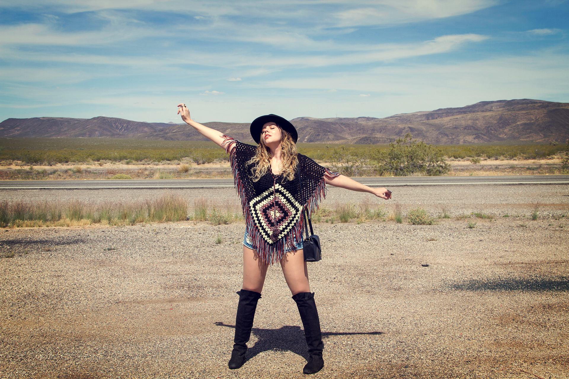 gostei-e-agora-look-poncho-quadrado-de-croche-hot-pants-over-the-knee-boots-chapeu-fedora-folk-02