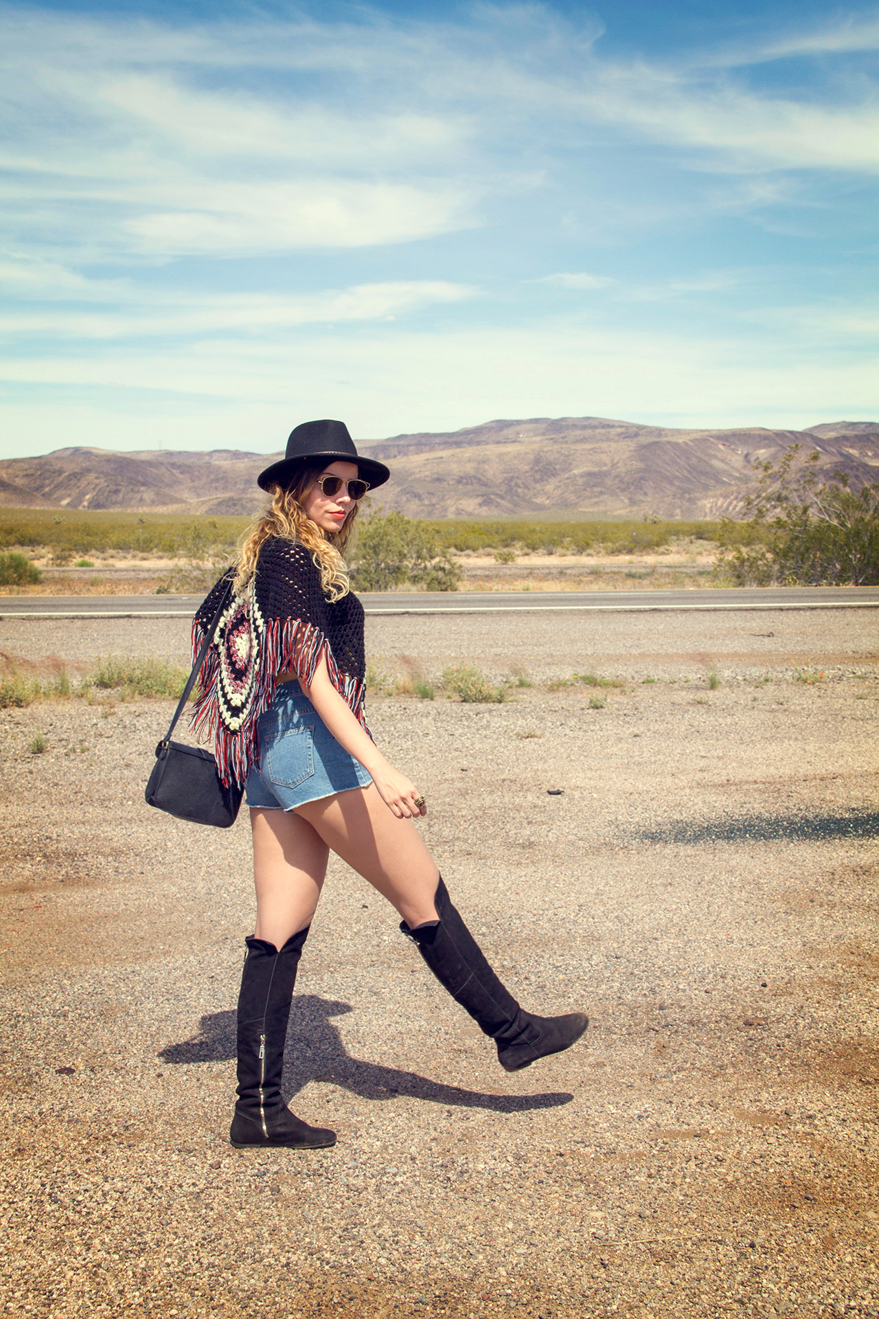 gostei-e-agora-look-poncho-quadrado-de-croche-hot-pants-over-the-knee-boots-chapeu-fedora-folk-03