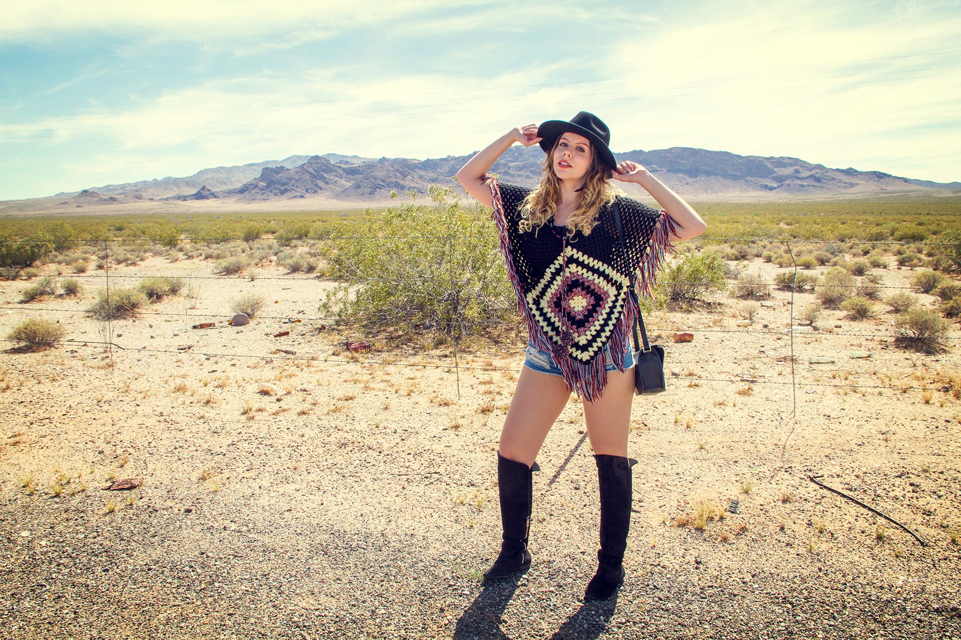 gostei-e-agora-look-poncho-quadrado-de-croche-hot-pants-over-the-knee-boots-chapeu-fedora-folk-07