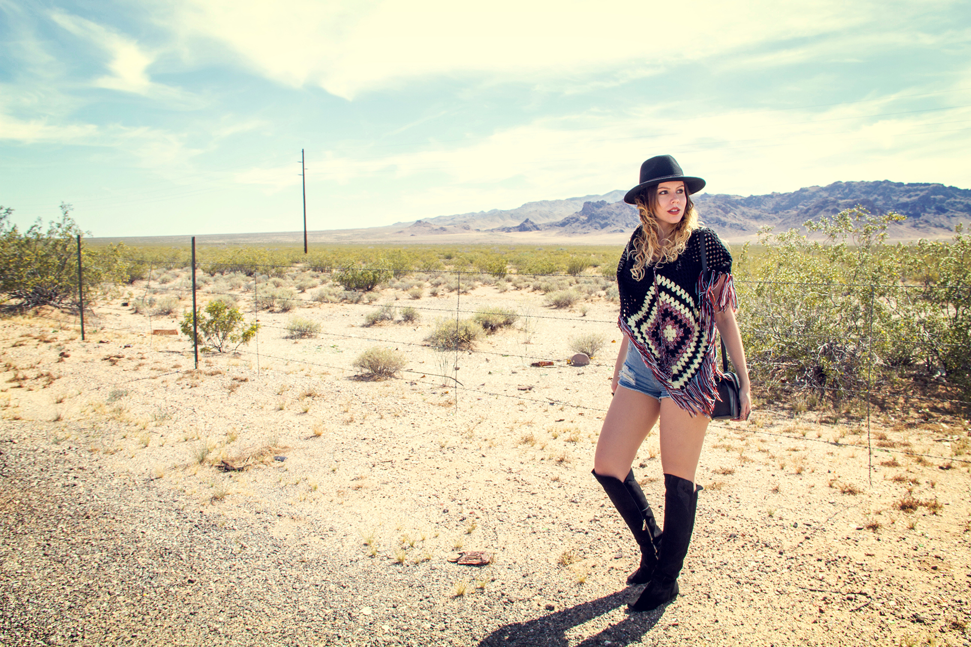 gostei-e-agora-look-poncho-quadrado-de-croche-hot-pants-over-the-knee-boots-chapeu-fedora-folk-10