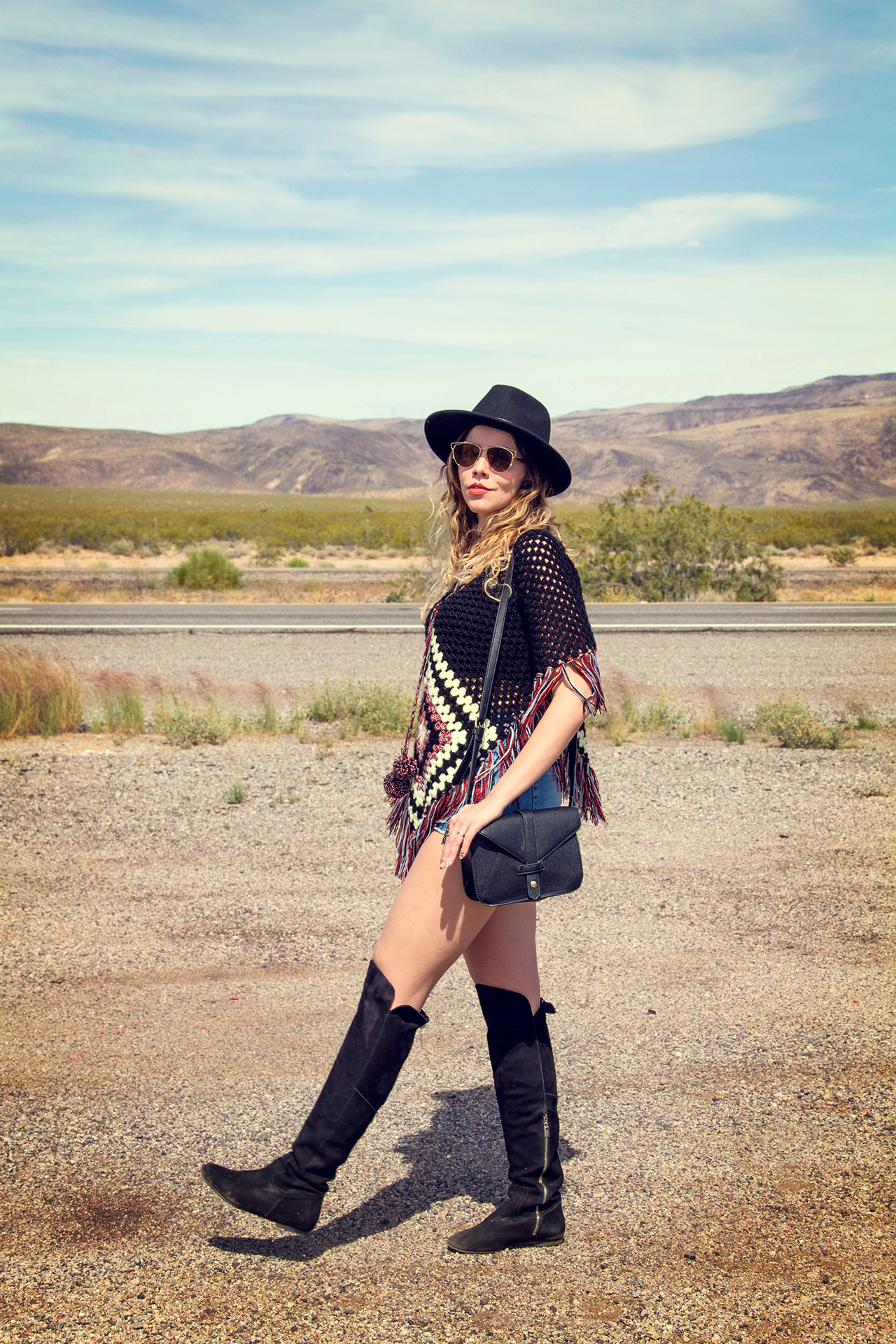 gostei-e-agora-look-poncho-quadrado-de-croche-hot-pants-over-the-knee-boots-chapeu-fedora-folk-14