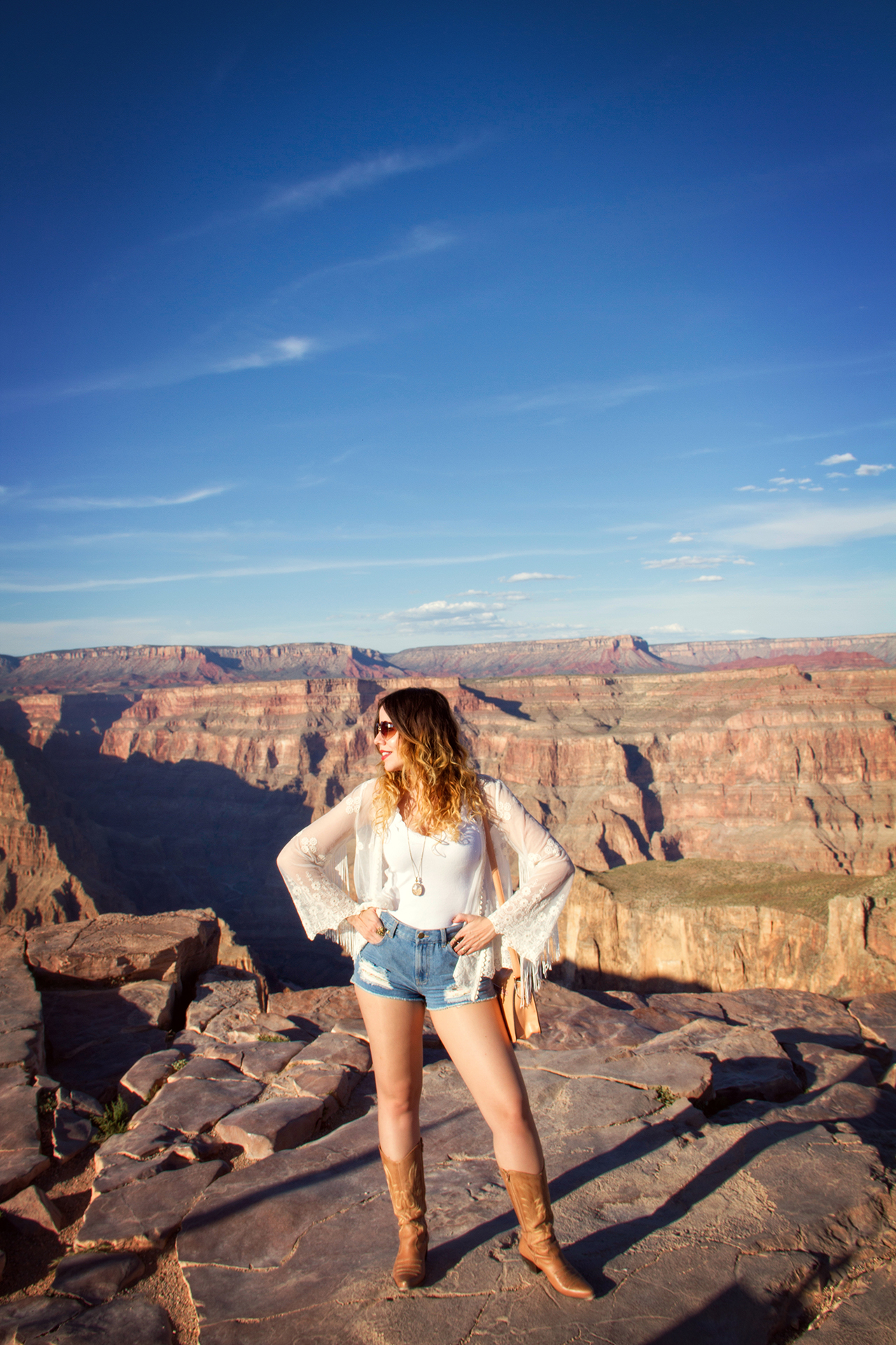gostei-e-agora-look-kimono-de-renda-bota-western-oculos-de-coracao-grand-canyon-010