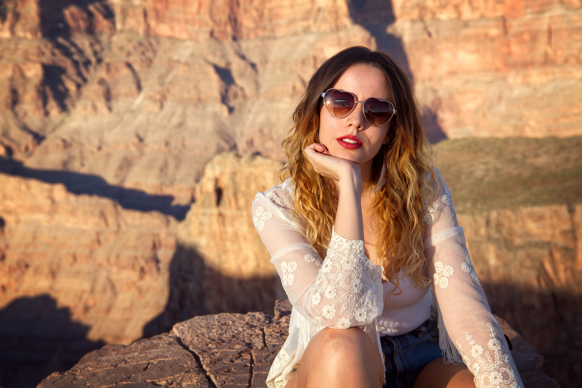 gostei-e-agora-look-kimono-de-renda-bota-western-oculos-de-coracao-grand-canyon-02