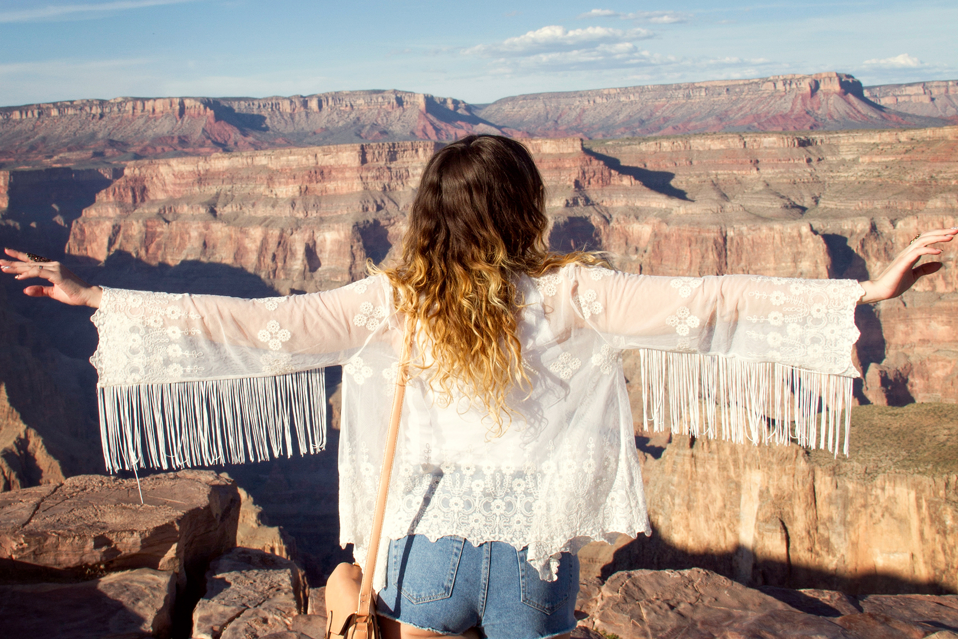 gostei-e-agora-look-kimono-de-renda-bota-western-oculos-de-coracao-grand-canyon-03