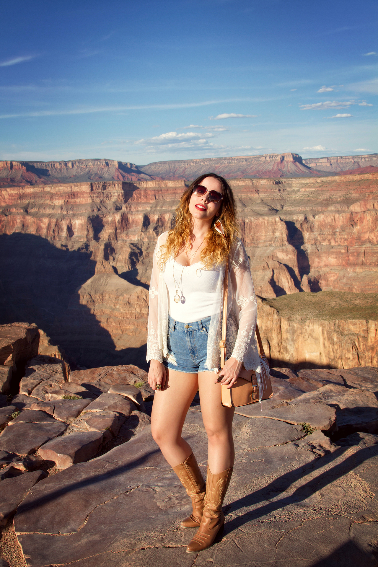 gostei-e-agora-look-kimono-de-renda-bota-western-oculos-de-coracao-grand-canyon-05