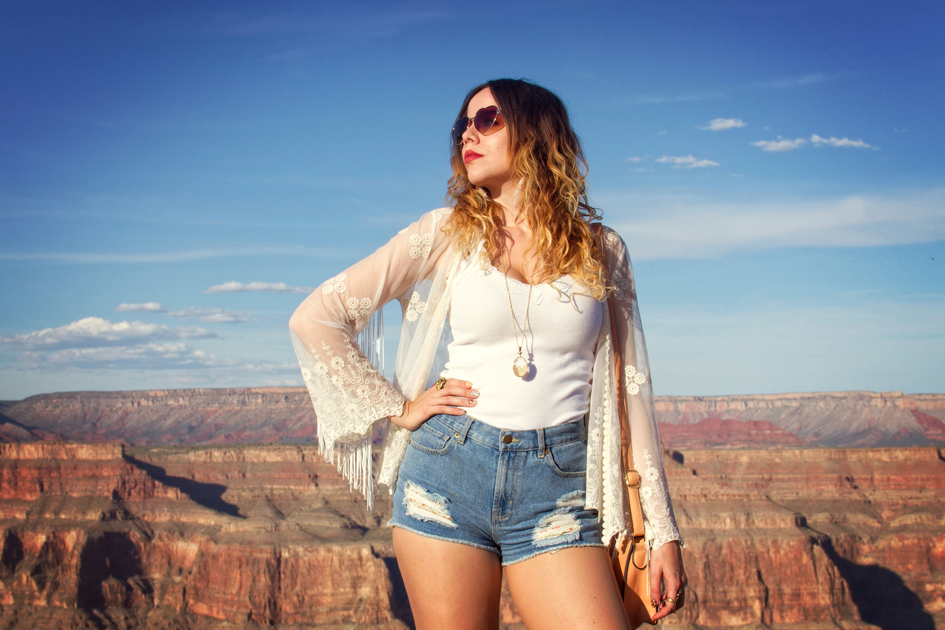 gostei-e-agora-look-kimono-de-renda-bota-western-oculos-de-coracao-grand-canyon-11