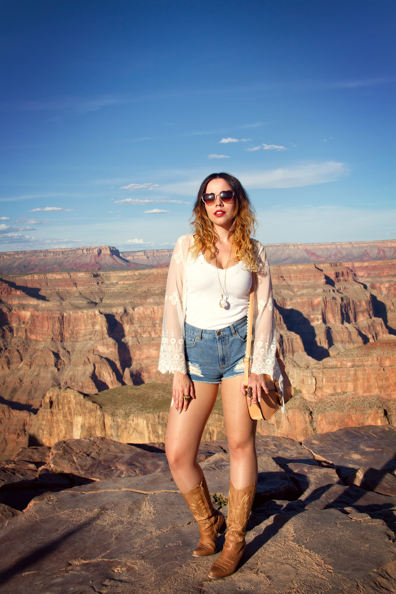 gostei-e-agora-look-kimono-de-renda-bota-western-oculos-de-coracao-grand-canyon-12