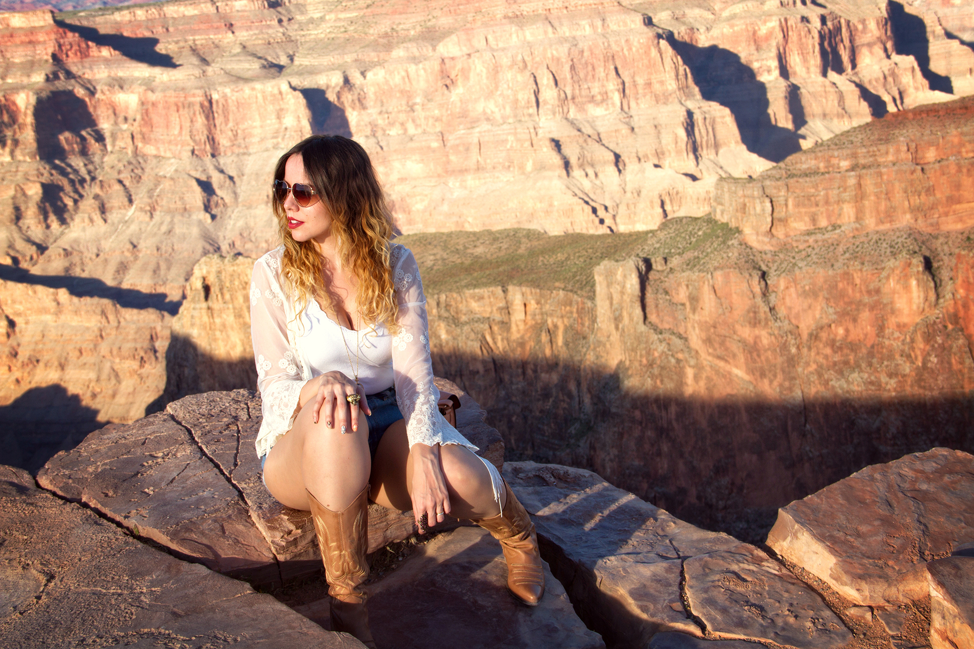 gostei-e-agora-look-kimono-de-renda-bota-western-oculos-de-coracao-grand-canyon-14