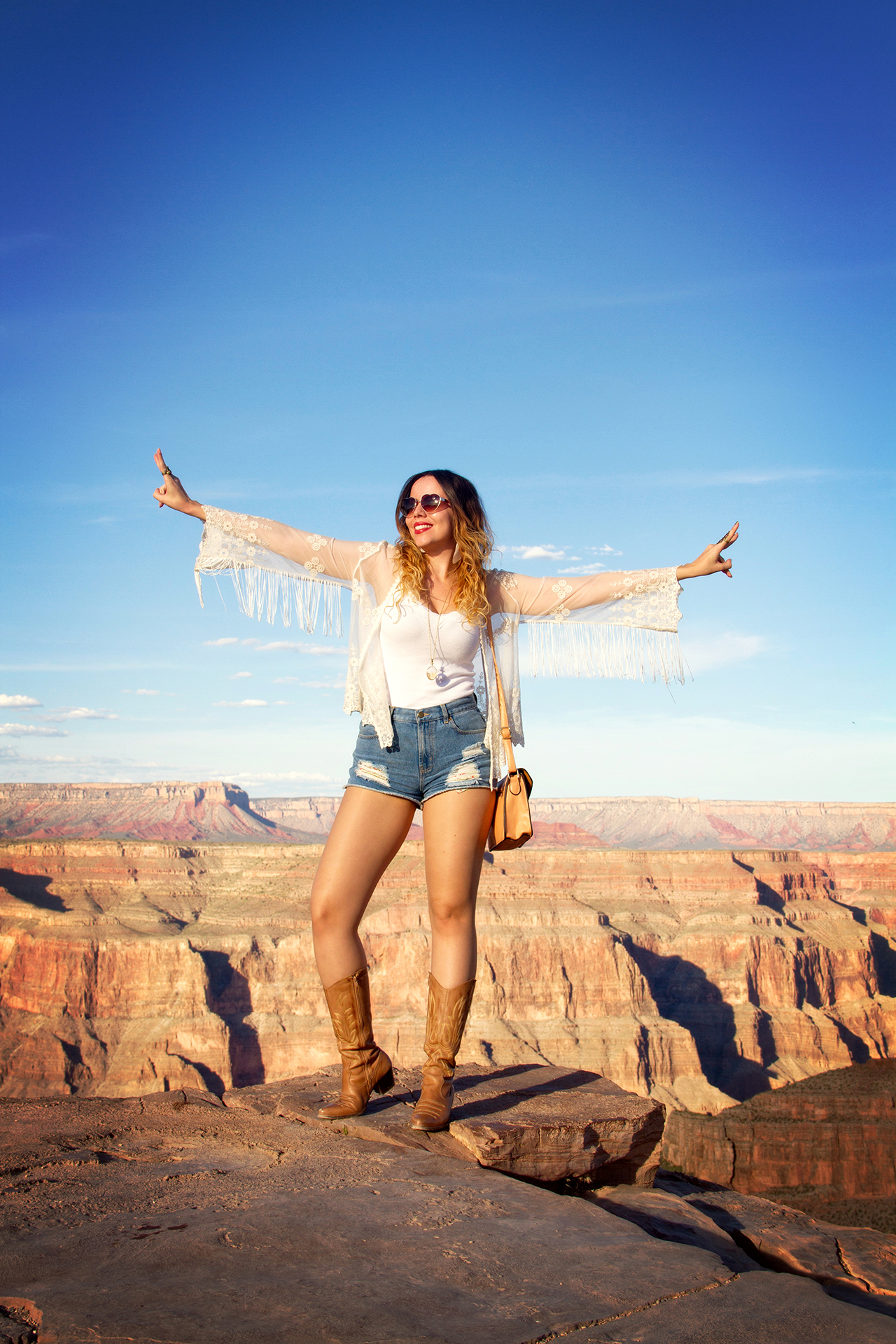 gostei-e-agora-look-kimono-de-renda-bota-western-oculos-de-coracao-grand-canyon-15