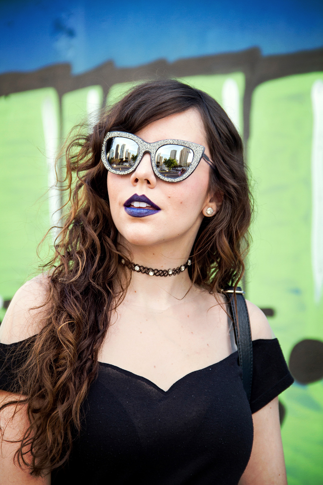 gostei-e-agora-look-saia-flare-acid-wash-meia-calca-crucifixo-mochila-de-couro-batom-azul-joyce-nunes-03
