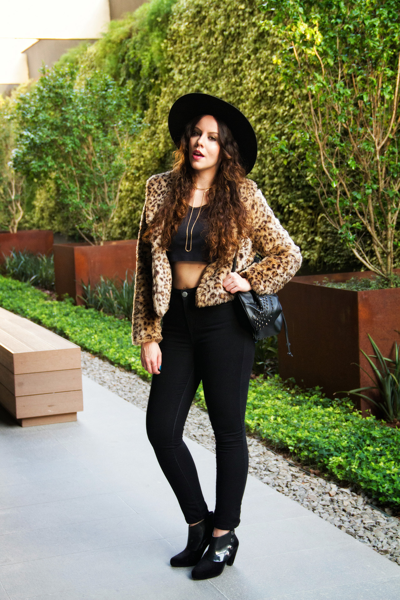 02 gostei-e-agora-look-casaco-oncinha-pelucia-top-cropped-chapeu-fedora-aba-larga-melissa-cirque