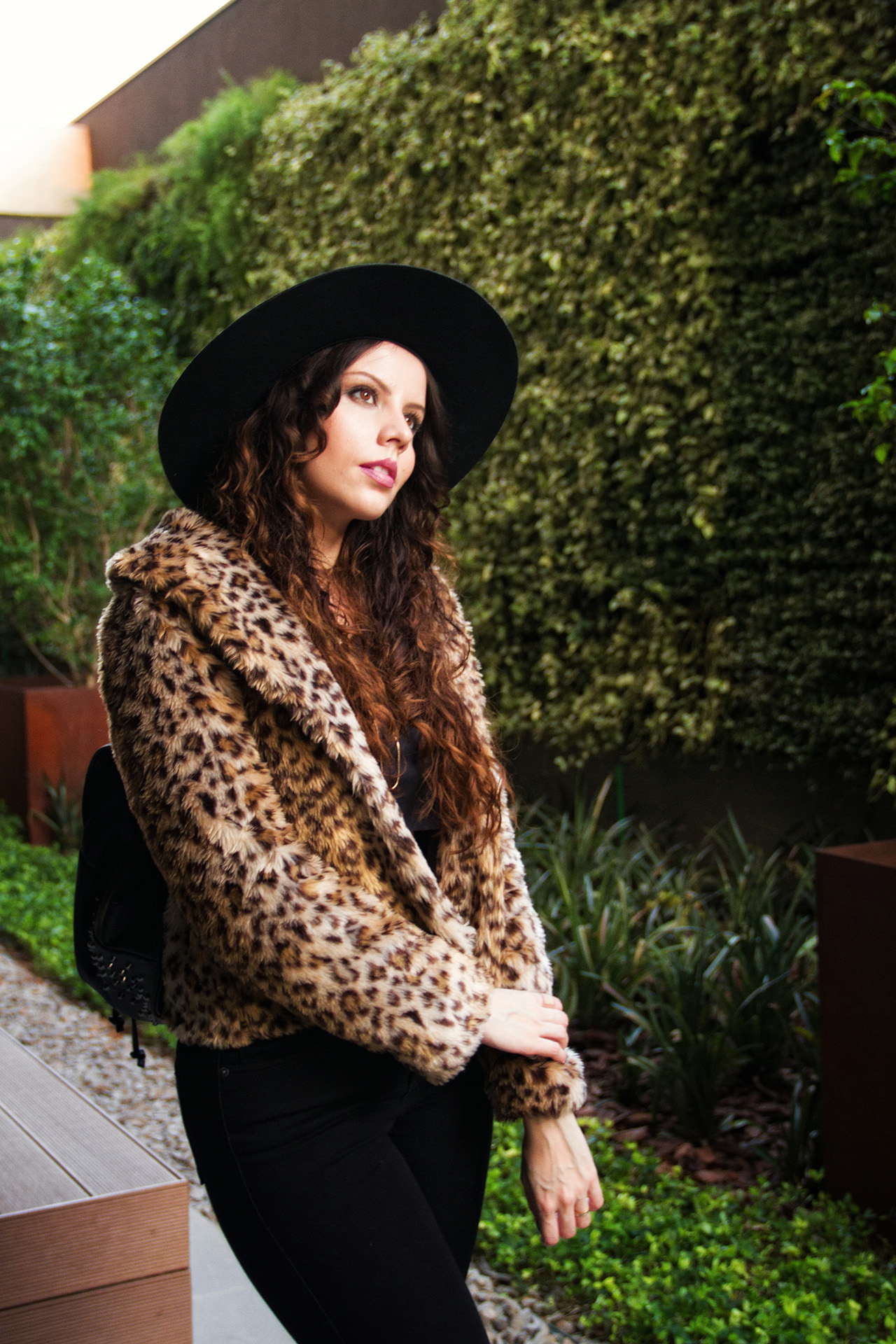 04 gostei-e-agora-look-casaco-oncinha-pelucia-top-cropped-chapeu-fedora-aba-larga-melissa-cirque