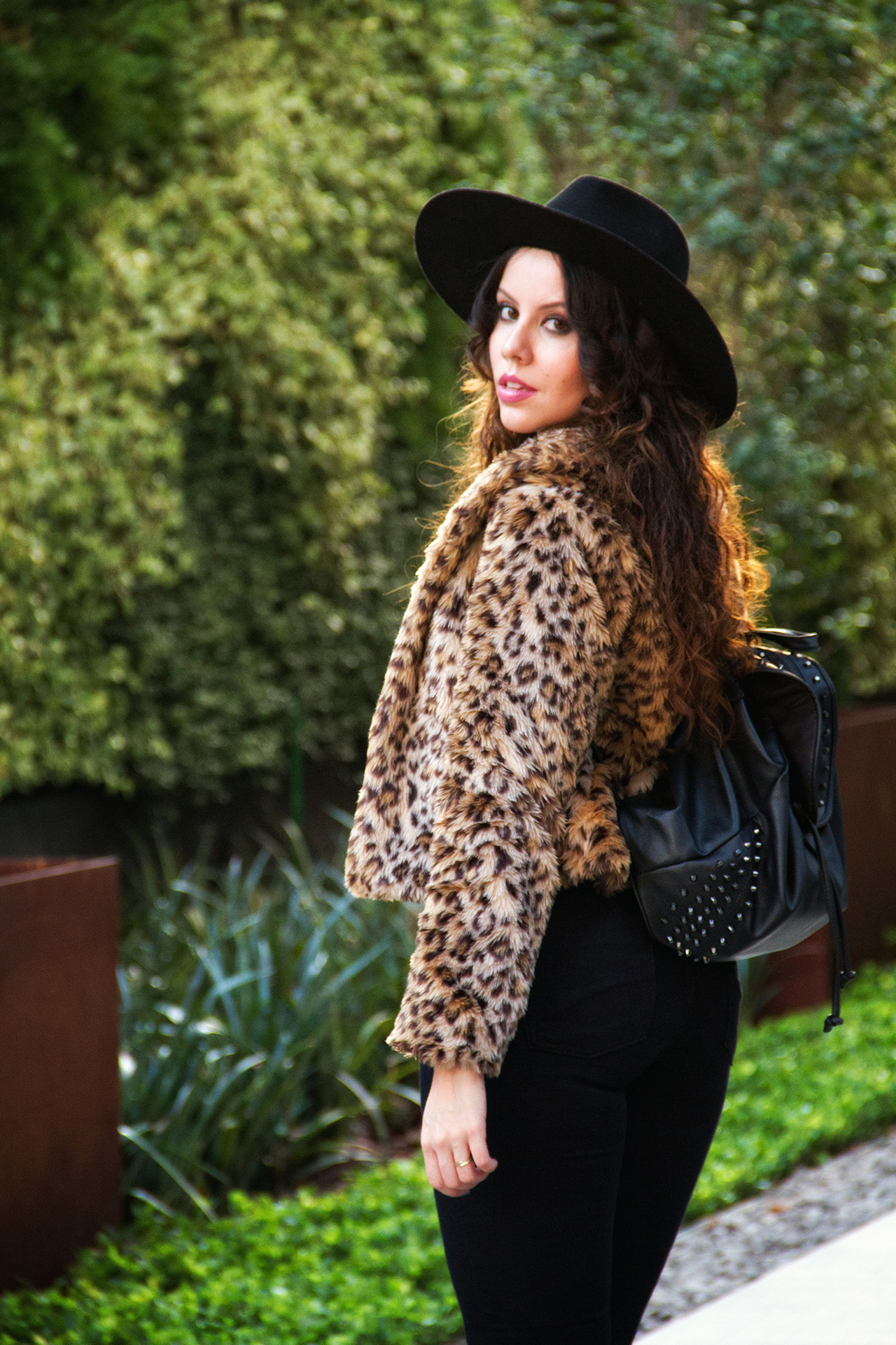 05 gostei-e-agora-look-casaco-oncinha-pelucia-top-cropped-chapeu-fedora-aba-larga-melissa-cirque
