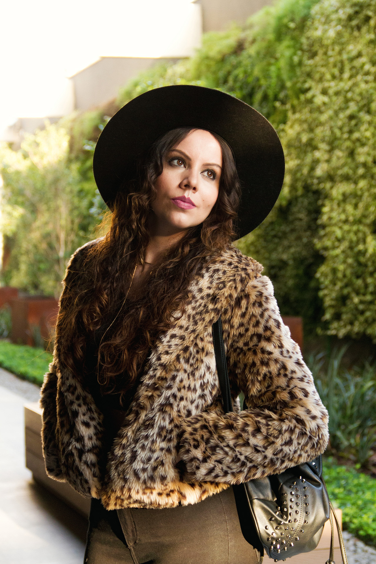 12 gostei-e-agora-look-casaco-oncinha-pelucia-top-cropped-chapeu-fedora-aba-larga-melissa-cirque