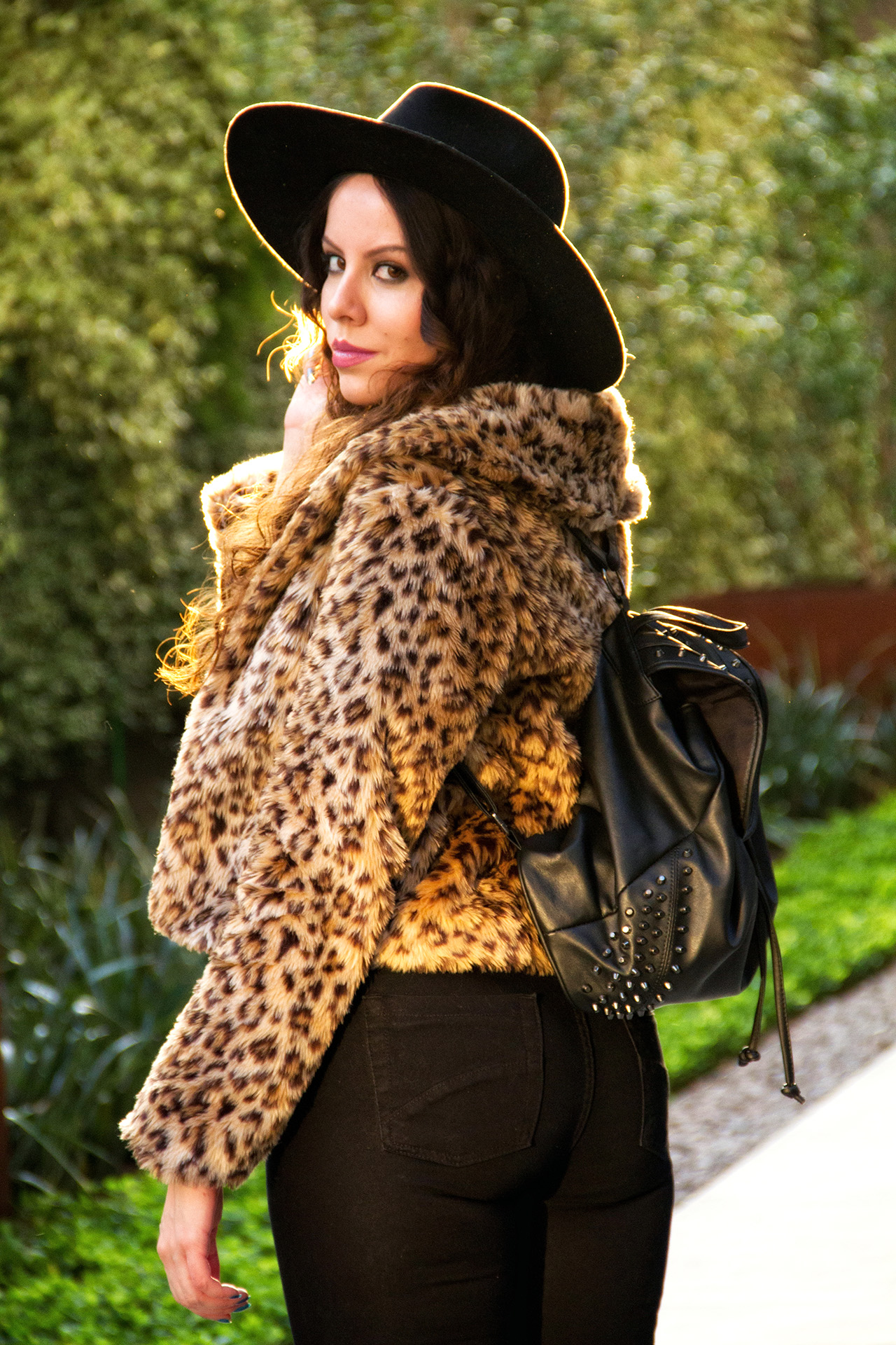 14 gostei-e-agora-look-casaco-oncinha-pelucia-top-cropped-chapeu-fedora-aba-larga-melissa-cirque