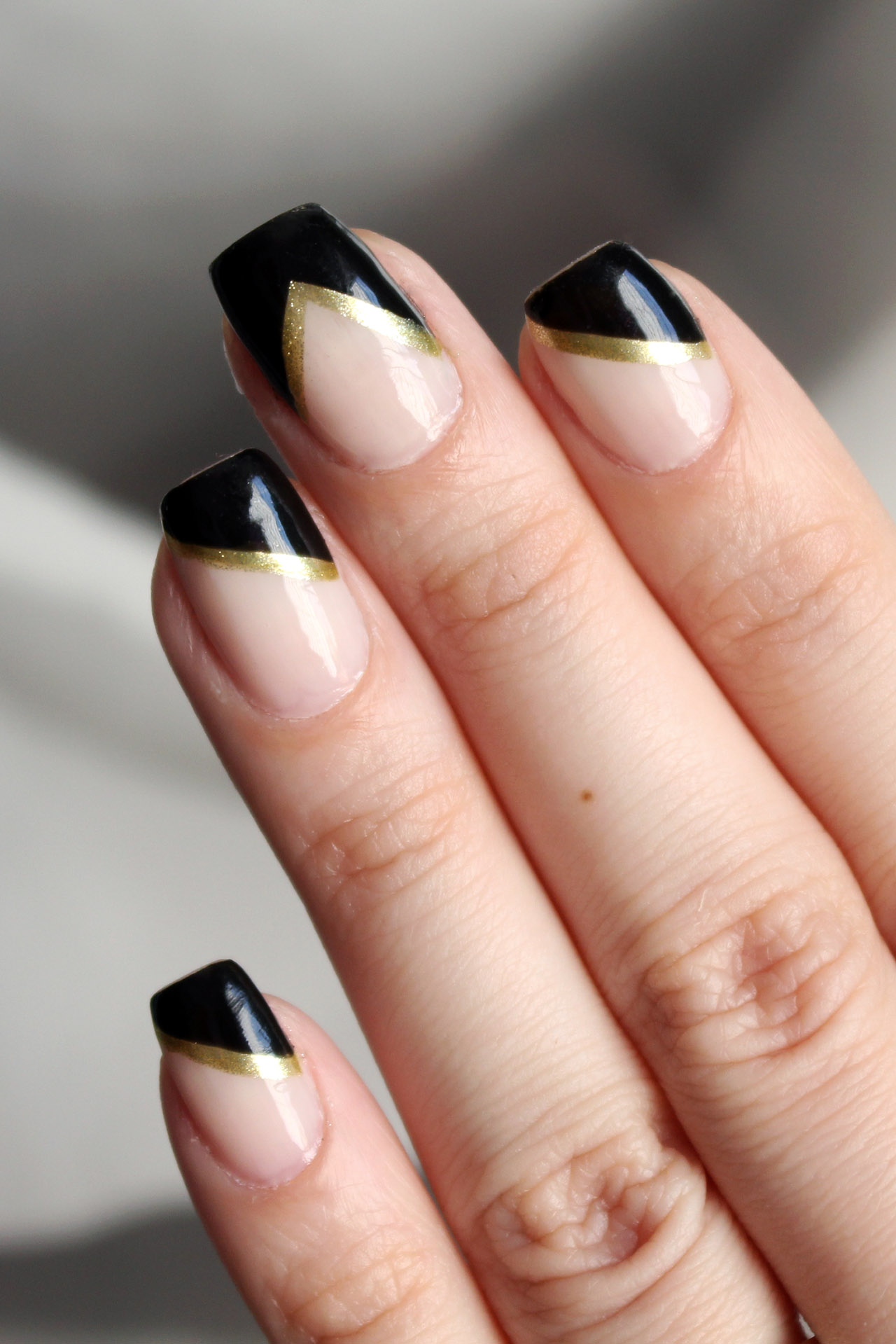 gostei-e-agora-unhas-da-atena-geometricas-preto-dourado-nude-02