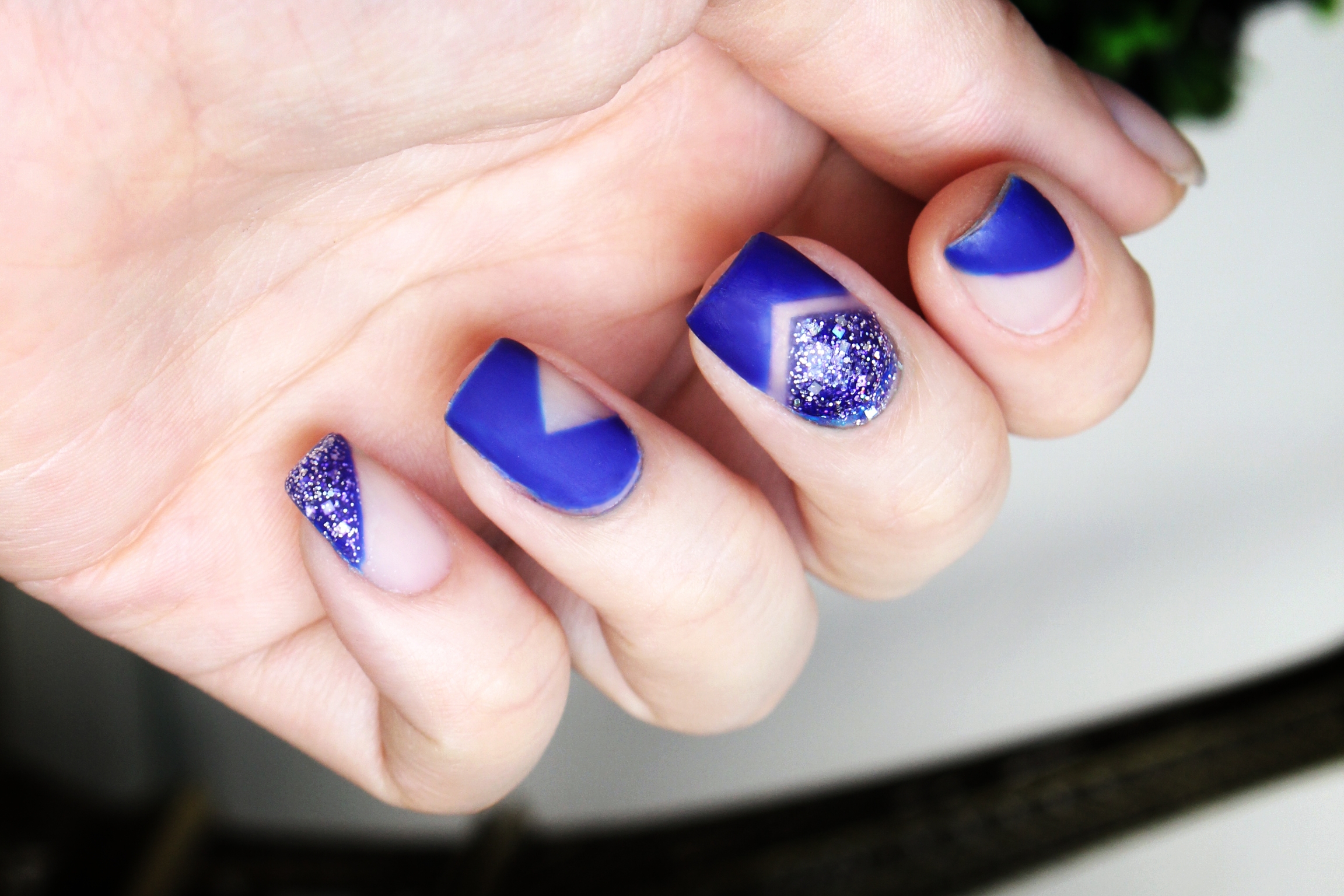 gostei-e-agora-unhas-negativas-geometricas-azul-opaco-glitter-02