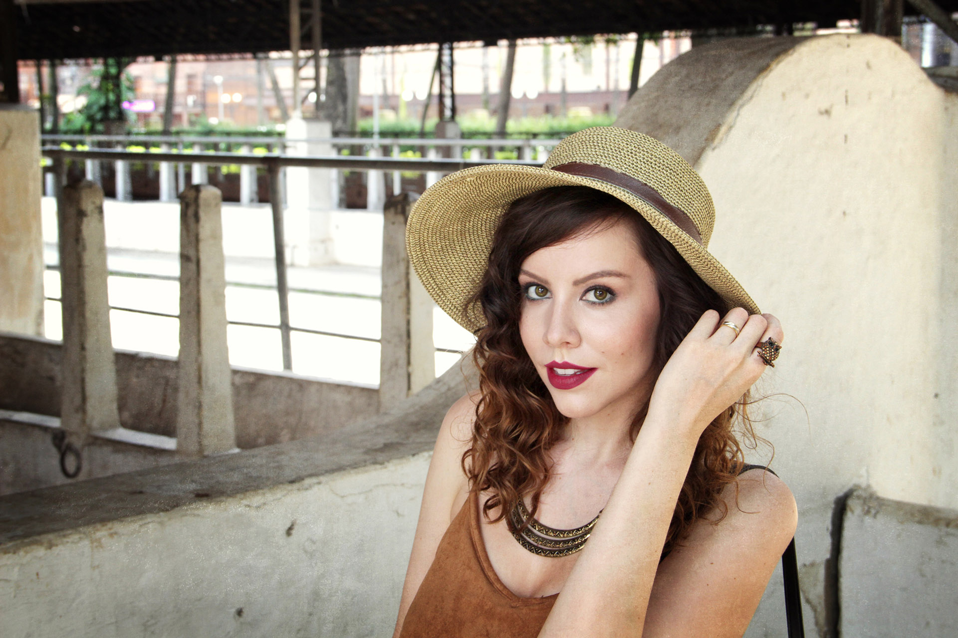 gostei-e-agora-vestido-suede-camelo-sandalia-gladiadora-chapeu-de-palha-03