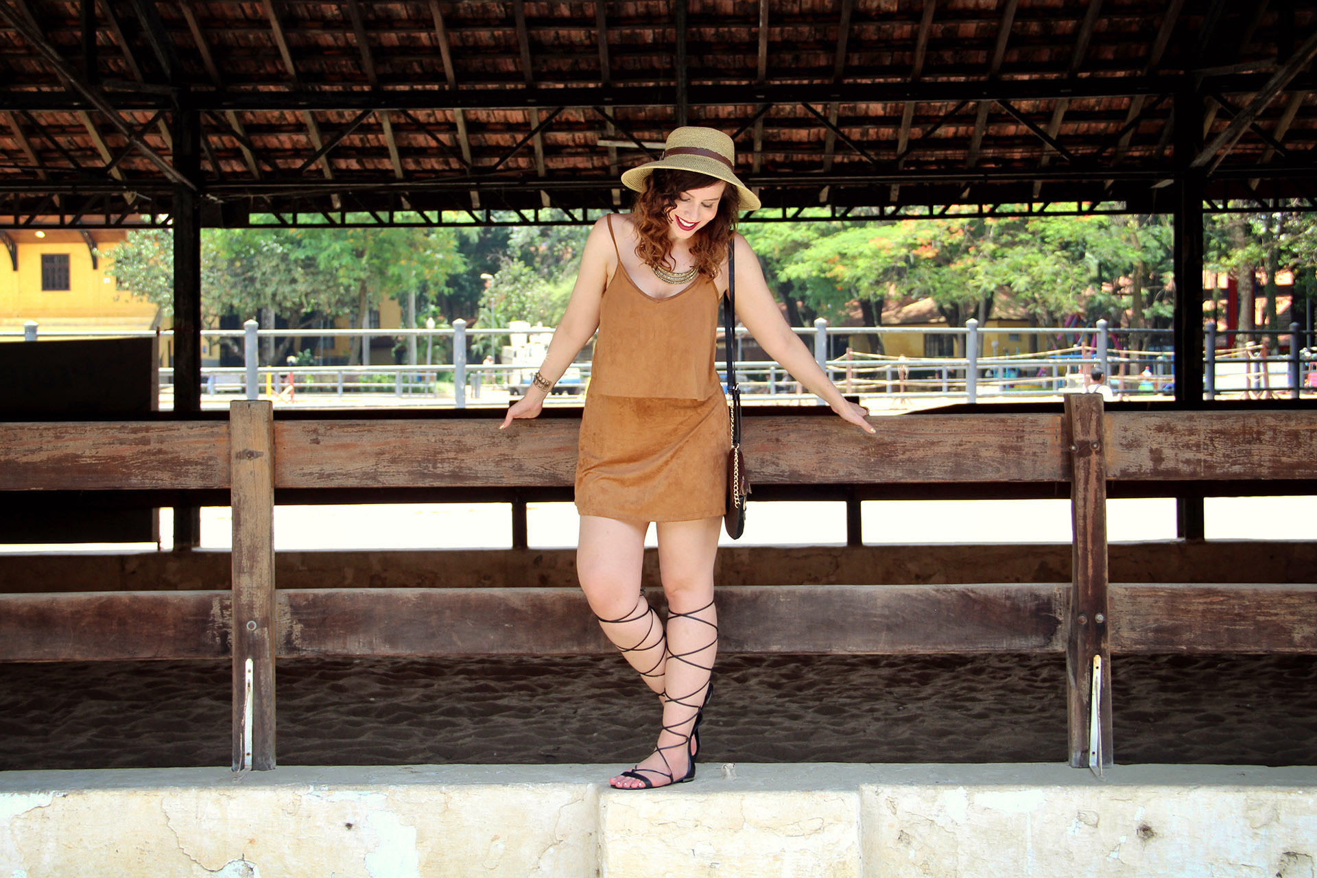 gostei-e-agora-vestido-suede-camelo-sandalia-gladiadora-chapeu-de-palha-07