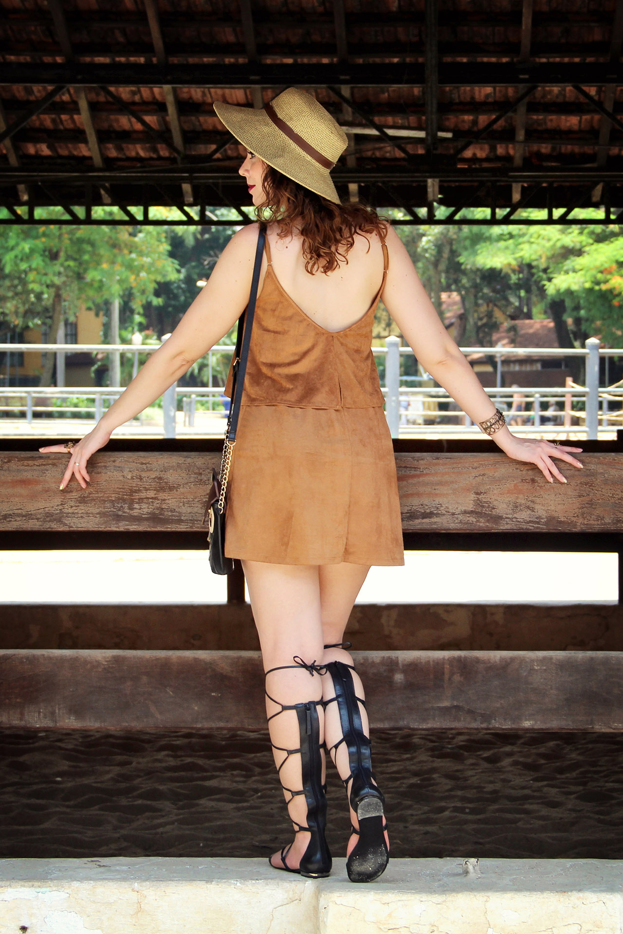 gostei-e-agora-vestido-suede-camelo-sandalia-gladiadora-chapeu-de-palha-08
