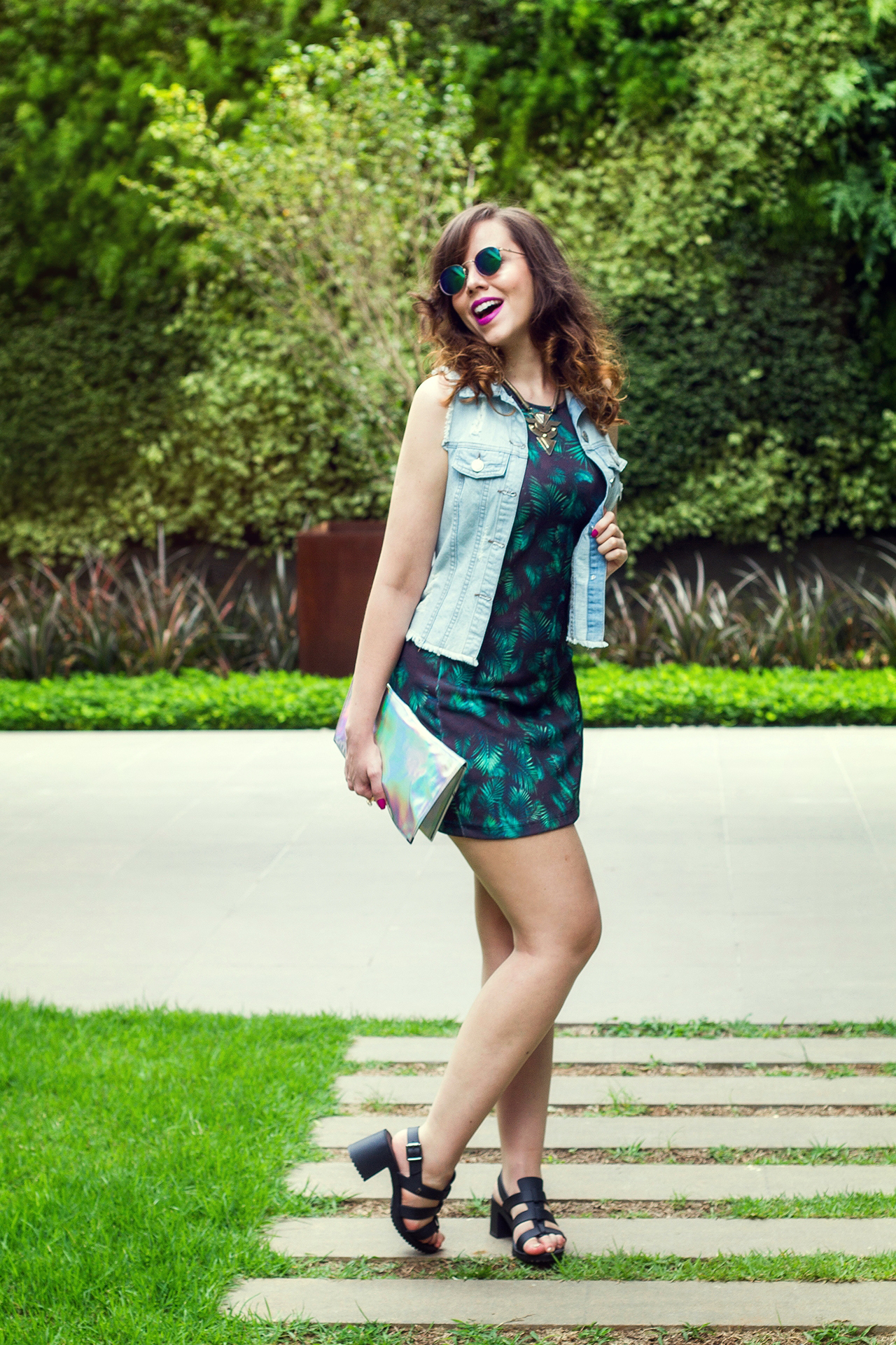 gostei-e-agora-vestido-esportivo-folhagens-colete-memove-melissa-flox-high-bolsa-holografica-01