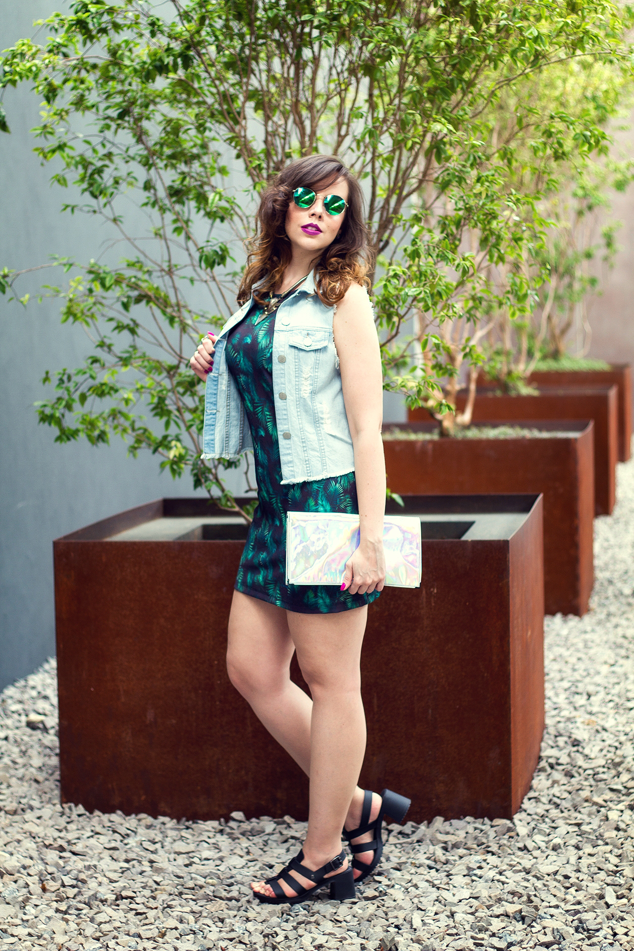 gostei-e-agora-vestido-esportivo-folhagens-colete-memove-melissa-flox-high-bolsa-holografica-06