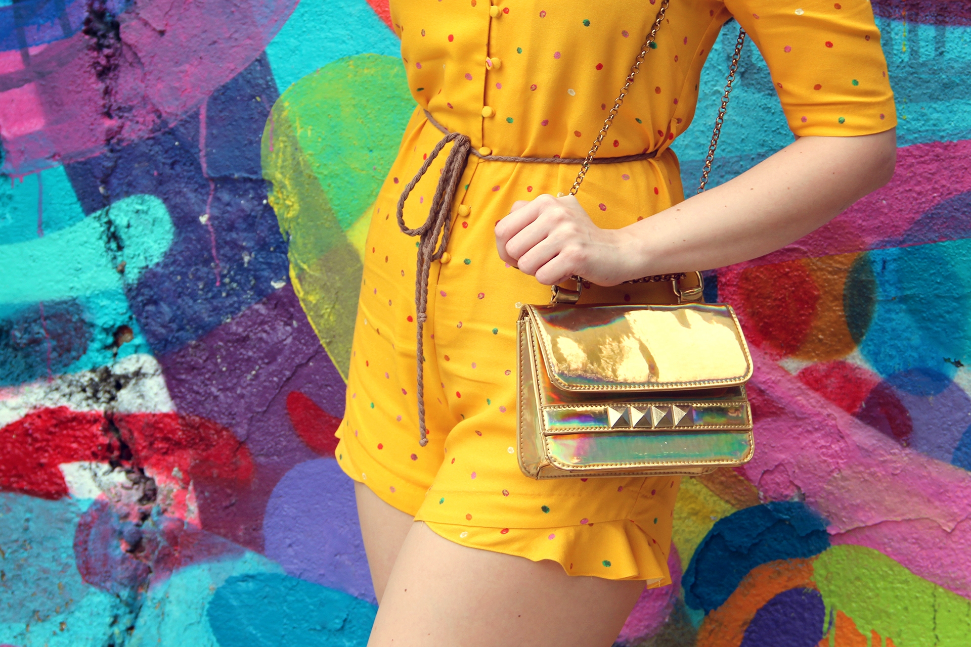 ostei-e-agora-look-macaquinho-amarelo-poa-tenis-keds-suede-dior-technologic-beco-do-batman-03