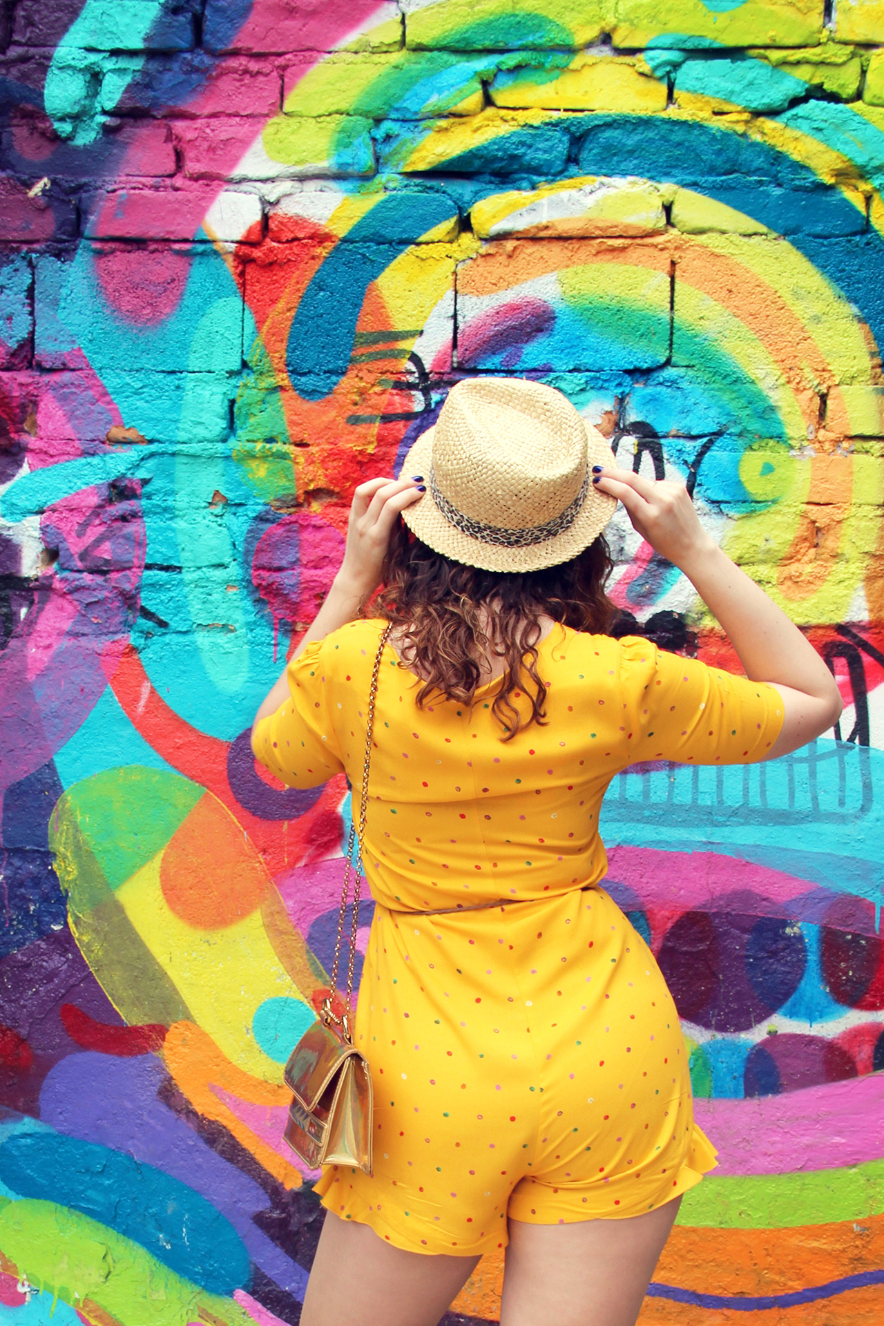 ostei-e-agora-look-macaquinho-amarelo-poa-tenis-keds-suede-dior-technologic-beco-do-batman-04