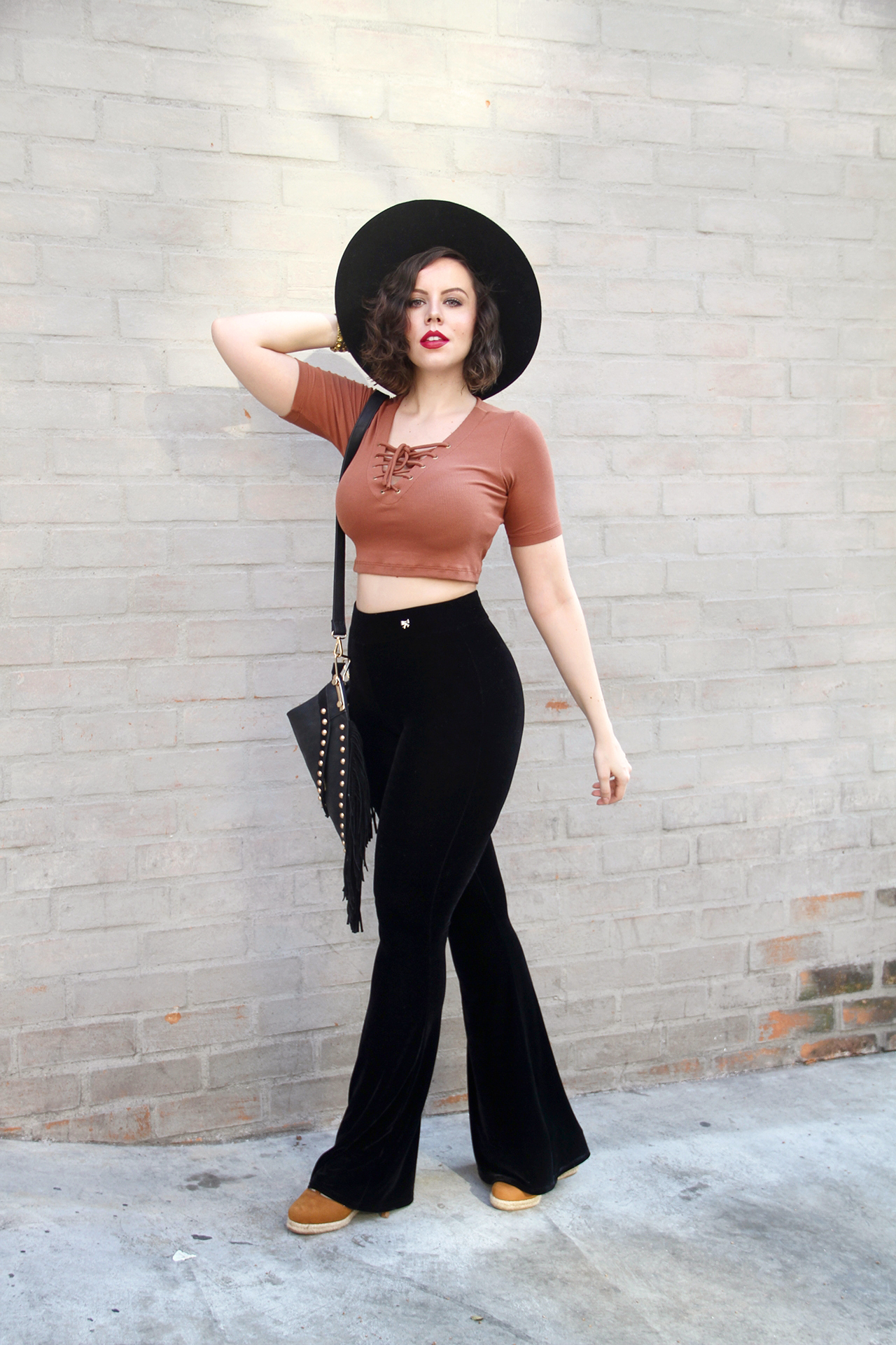 gostei-e-agora-calca-flare-veludo-lace-up-shirt-cropped-potter-clay-ceramica-01-joyce-nunes