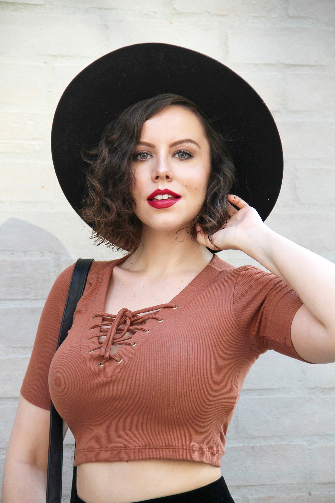 gostei-e-agora-calca-flare-veludo-lace-up-shirt-cropped-potter-clay-ceramica-02-joyce-nunes